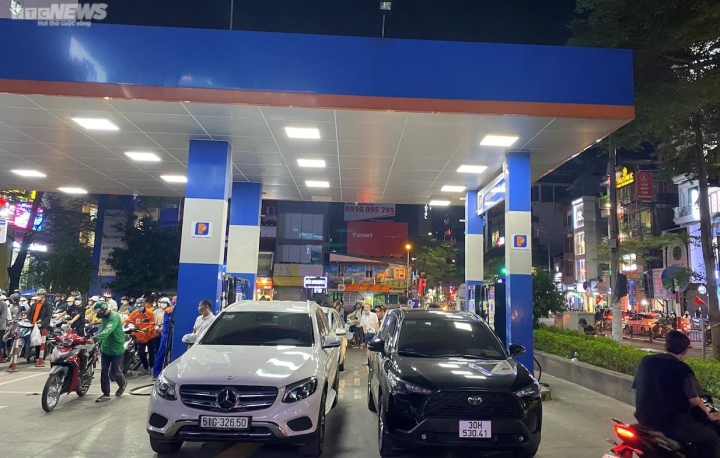 Hà Nội: Người dân ùn ùn xếp hàng chờ mua xăng trước giờ tăng giá - Ảnh 7.