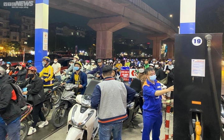 Hà Nội: Người dân ùn ùn xếp hàng chờ mua xăng trước giờ tăng giá - Ảnh 10.