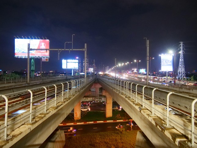Cận cảnh nhà ga Metro số 1 có mái che lớn nhất Việt Nam sắp về đích - Ảnh 9.