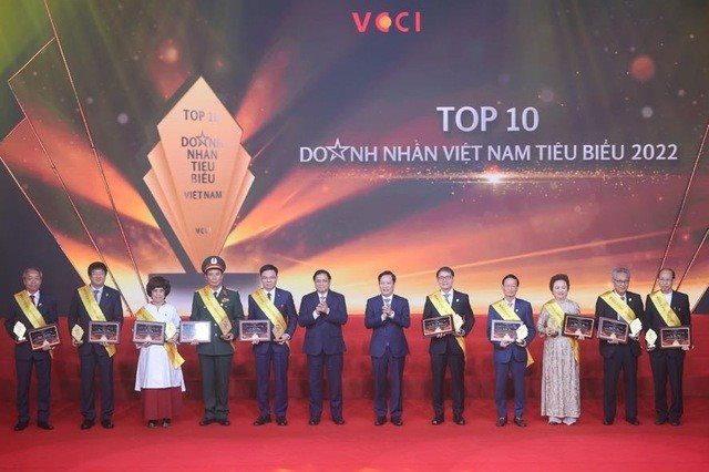 Công bố Top 10 doanh nhân tiêu biểu nhất Việt Nam 2022: Chỉ có 1 tỷ phú USD góp mặt - Ảnh 1.