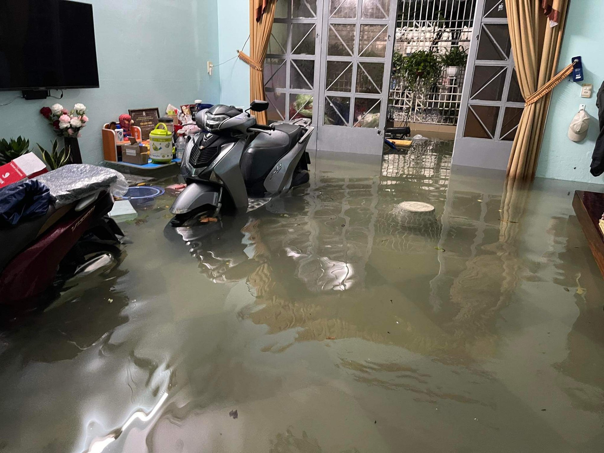Đường phố thành sông, nước tràn vào nhà, bệnh viện ở Đà Nẵng - Ảnh 6.