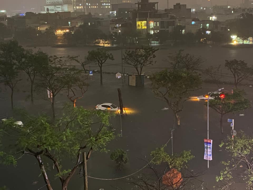 Đường phố thành sông, nước tràn vào nhà, bệnh viện ở Đà Nẵng - Ảnh 8.