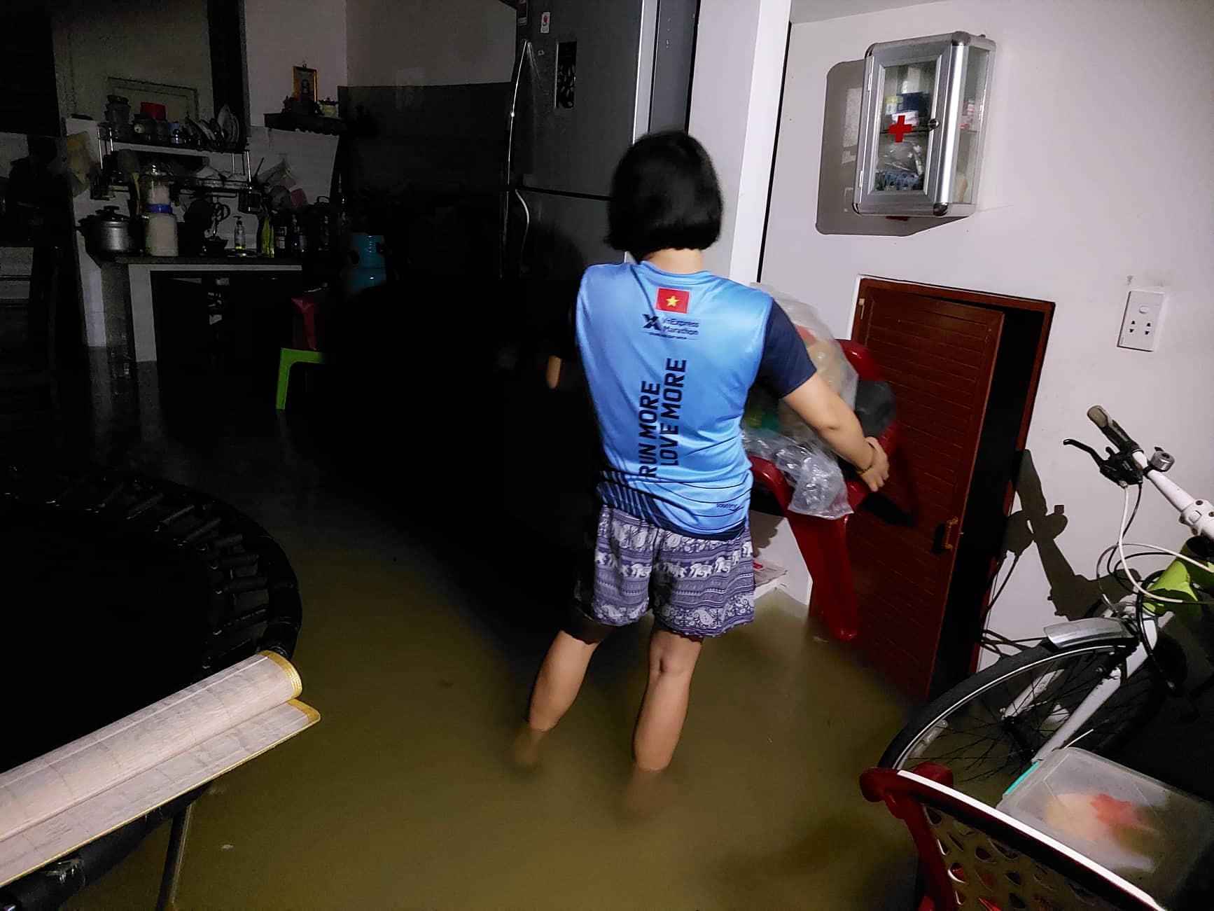 Đường phố thành sông, nước tràn vào nhà, bệnh viện ở Đà Nẵng - Ảnh 15.
