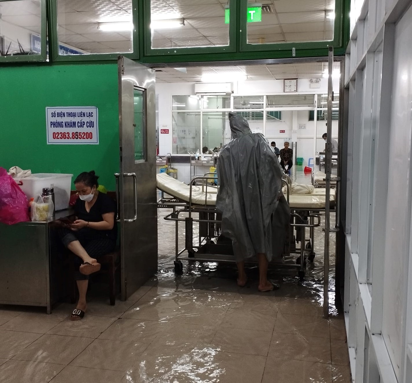 Đường phố thành sông, nước tràn vào nhà, bệnh viện ở Đà Nẵng - Ảnh 16.