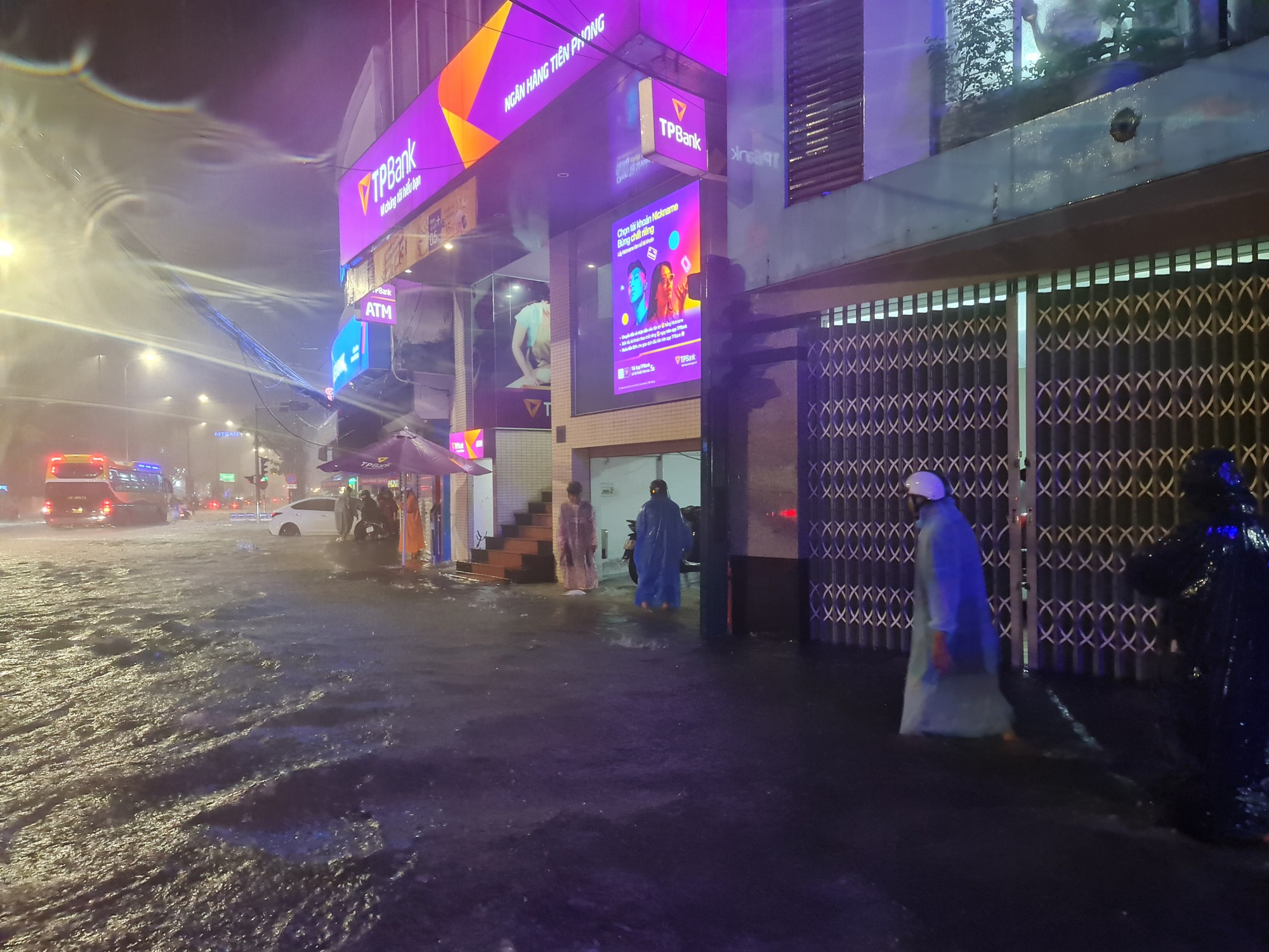 Đường phố thành sông, nước tràn vào nhà, bệnh viện ở Đà Nẵng - Ảnh 9.