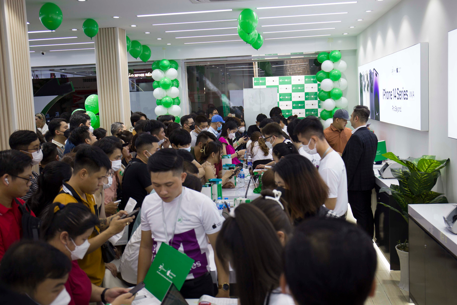 Việt Nam chính thức mở bán iPhone 14: TGDĐ thu về tầm 2.000 tỷ đồng, sức mua gấp 3 so với iPhone 13 - Ảnh 3.
