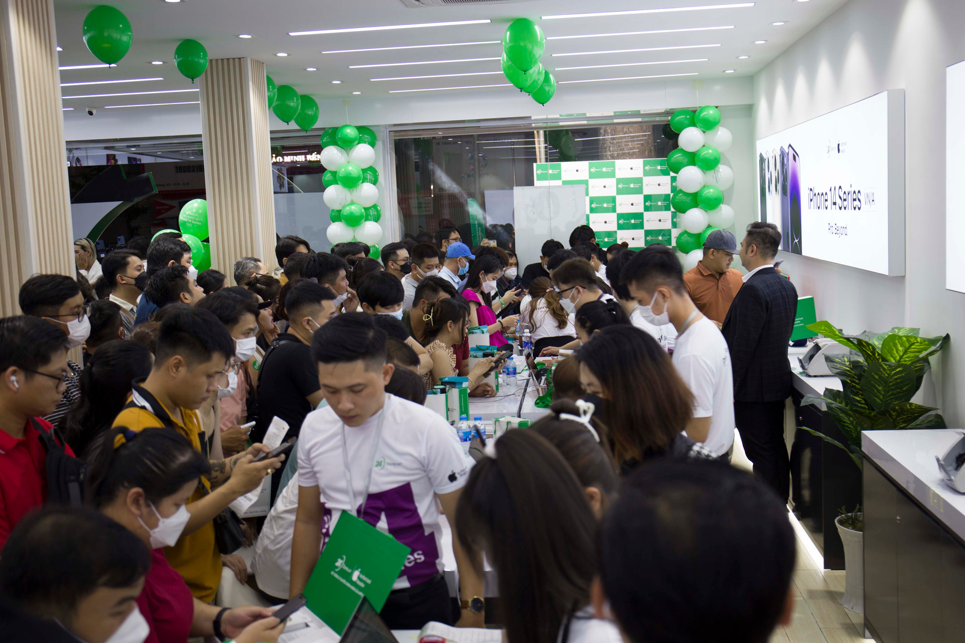 Việt Nam chính thức mở bán iPhone 14: TGDĐ thu về tầm 2.000 tỷ đồng, sức mua gấp 3 so với iPhone 13 - Ảnh 3. Việt Nam chính thức mở bán iPhone 14: TGDĐ thu về tầm 2.000 tỷ đồng, sức mua gấp 3 so với iPhone 13 - Ảnh 3.