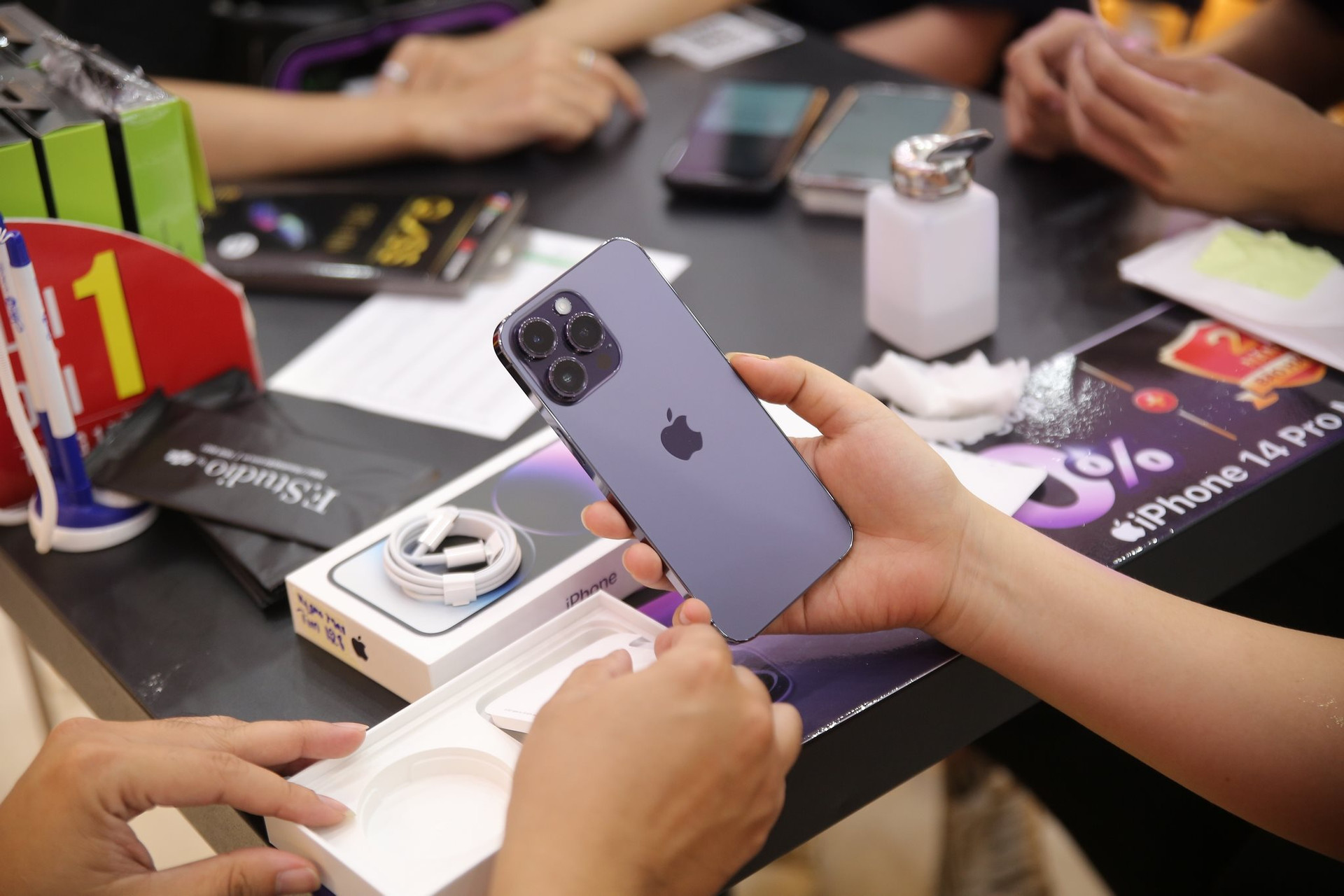 iPhone 14 chính thức về Việt Nam, FPT Retail, Thế giới di động, 24hStore... phá kỷ lục doanh số ngày đầu mở bán - Ảnh 1.