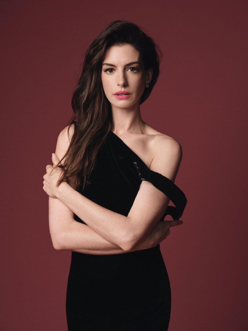 Anne Hathaway gây sốt với vẻ đẹp chuẩn “nữ thần” ở tuổi U40 - Ảnh 2.