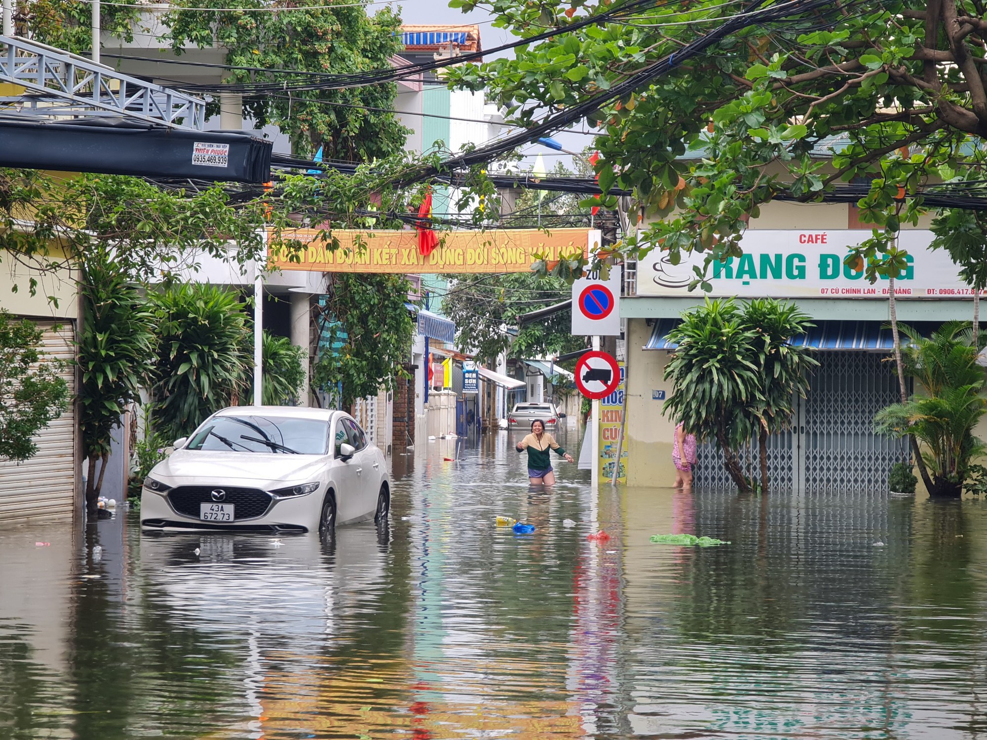 CLIP: Đà Nẵng sau trận mưa ngập lịch sử: Đường phố xơ xác, xe chết máy nằm la liệt... - Ảnh 9.