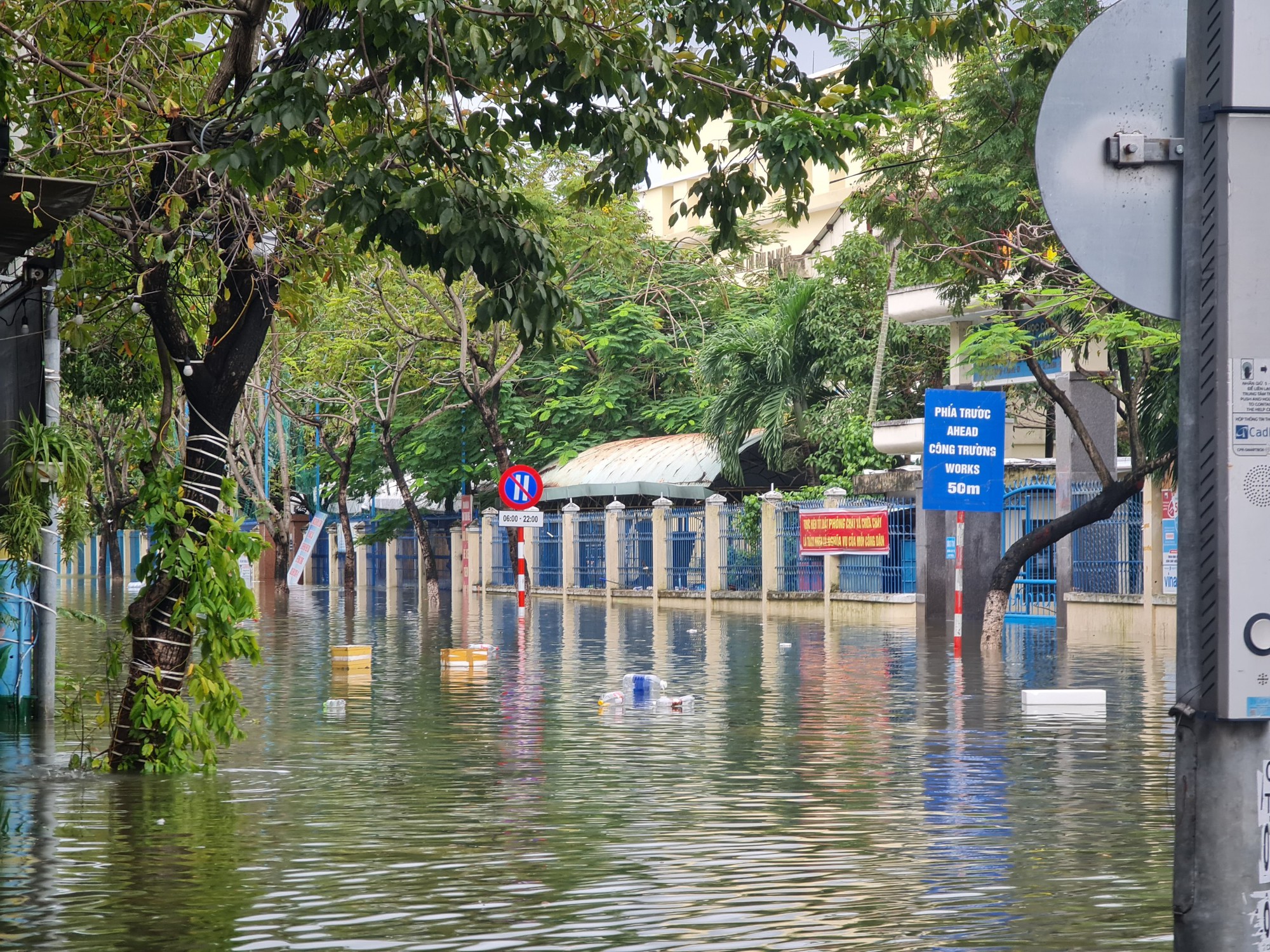 CLIP: Đà Nẵng sau trận mưa ngập lịch sử: Đường phố xơ xác, xe chết máy nằm la liệt... - Ảnh 11.