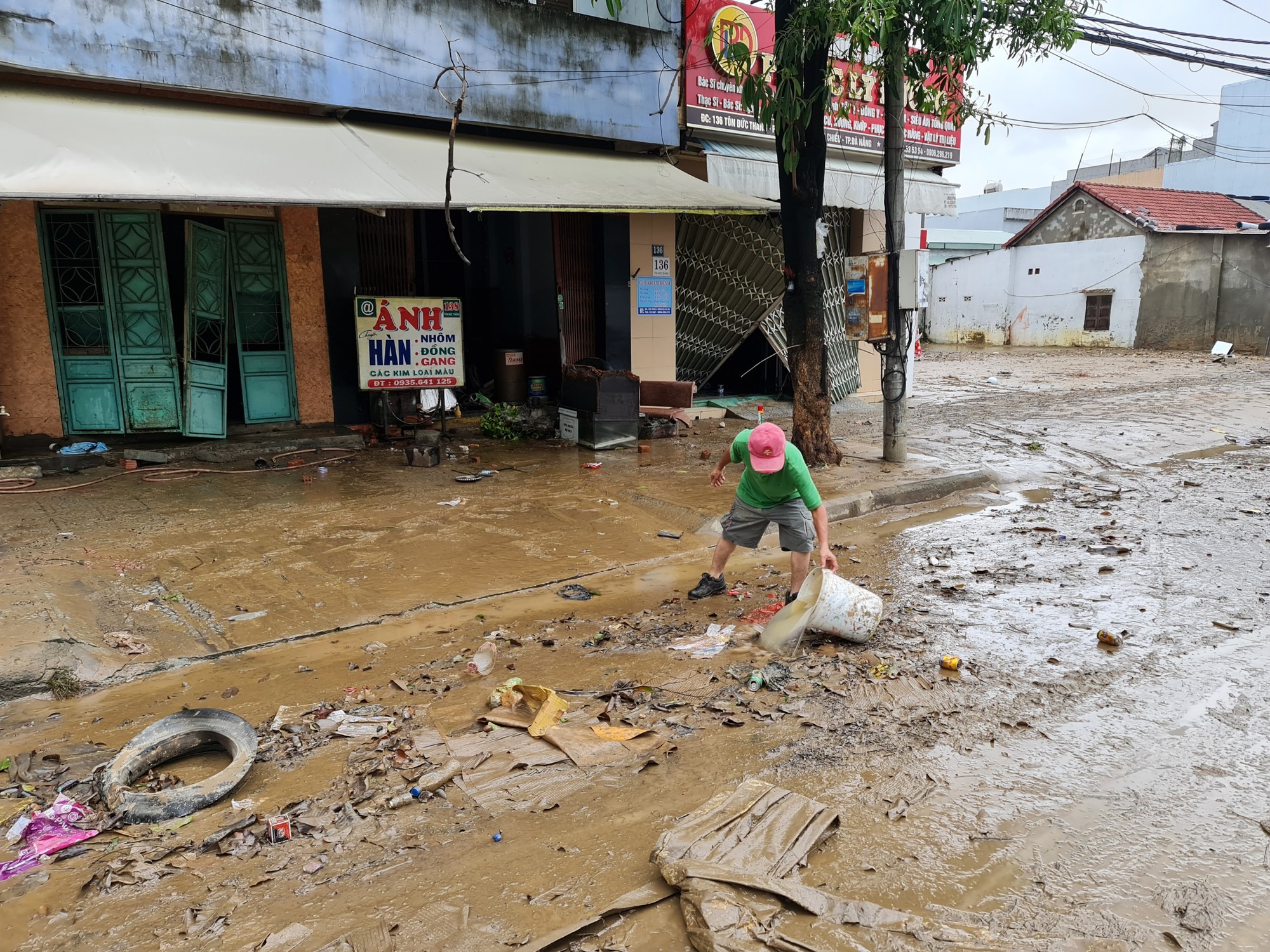 CLIP: Đà Nẵng sau trận mưa ngập lịch sử: Đường phố xơ xác, xe chết máy nằm la liệt... - Ảnh 13.