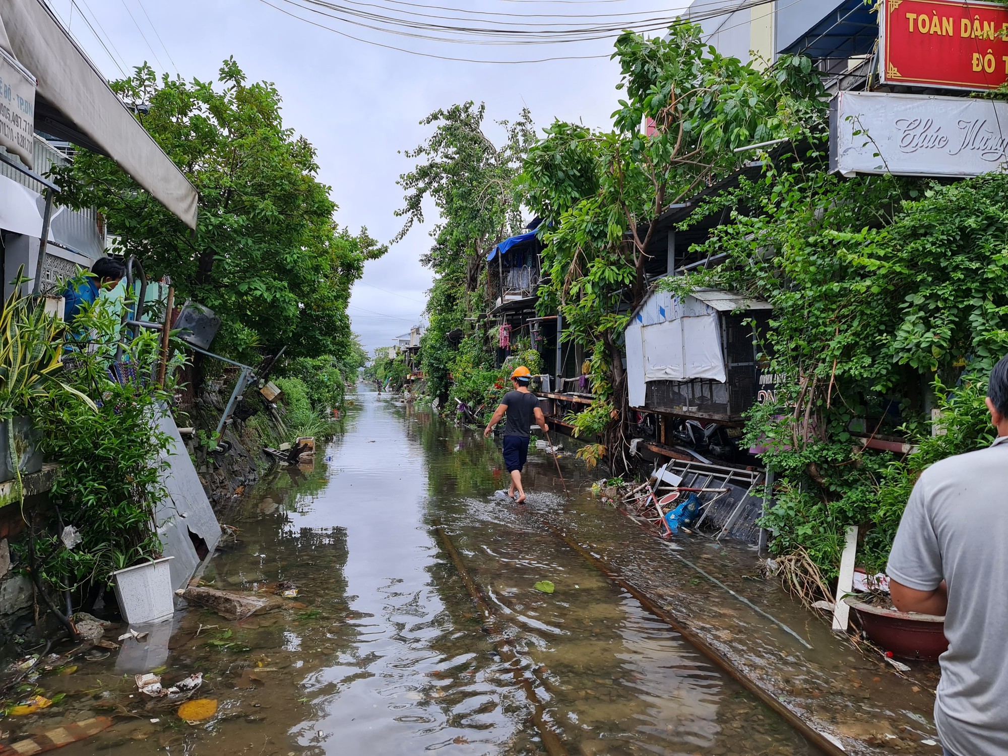 CLIP: Đà Nẵng sau trận mưa ngập lịch sử: Đường phố xơ xác, xe chết máy nằm la liệt... - Ảnh 12.