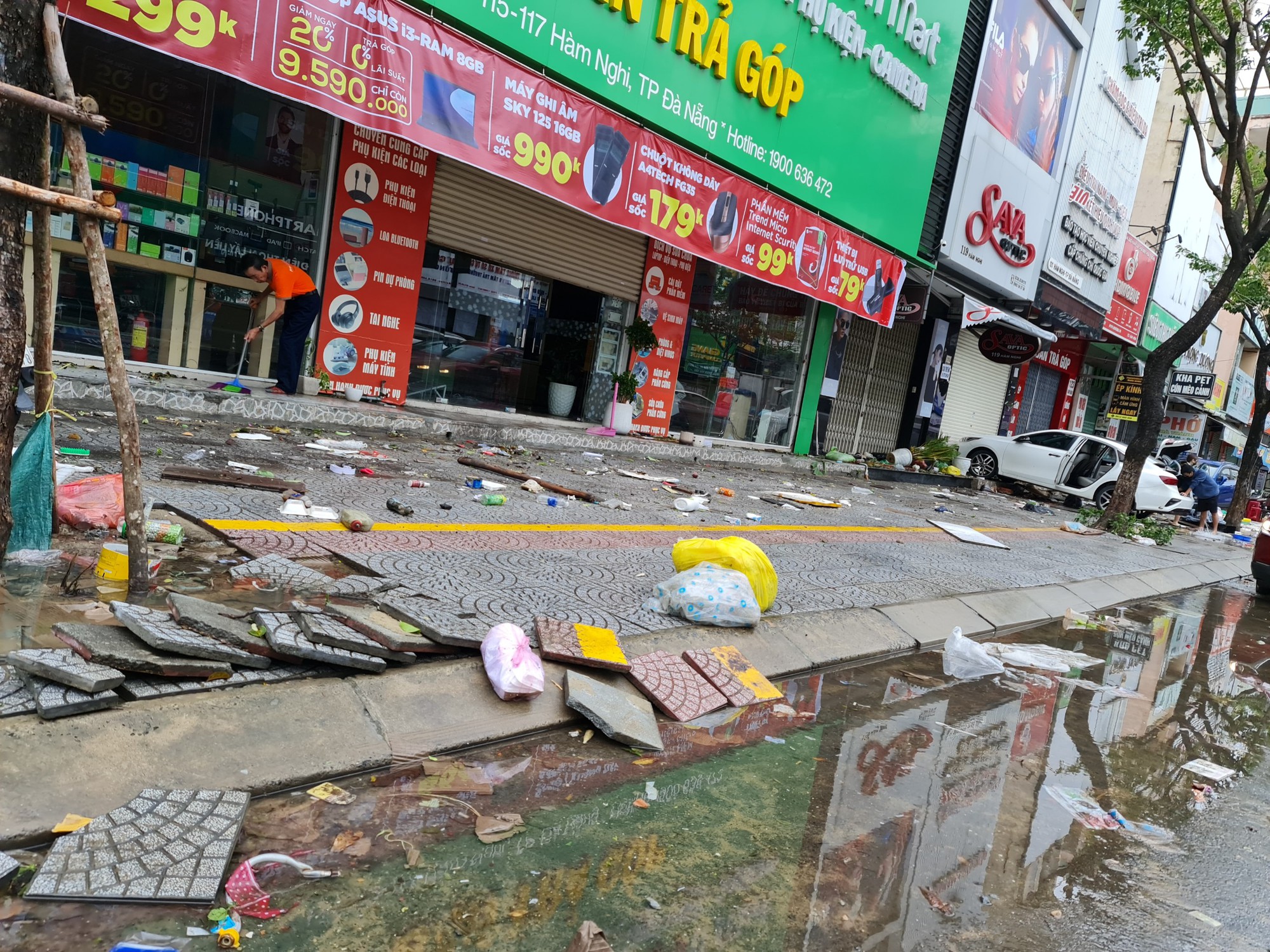 CLIP: Đà Nẵng sau trận mưa ngập lịch sử: Đường phố xơ xác, xe chết máy nằm la liệt... - Ảnh 10.