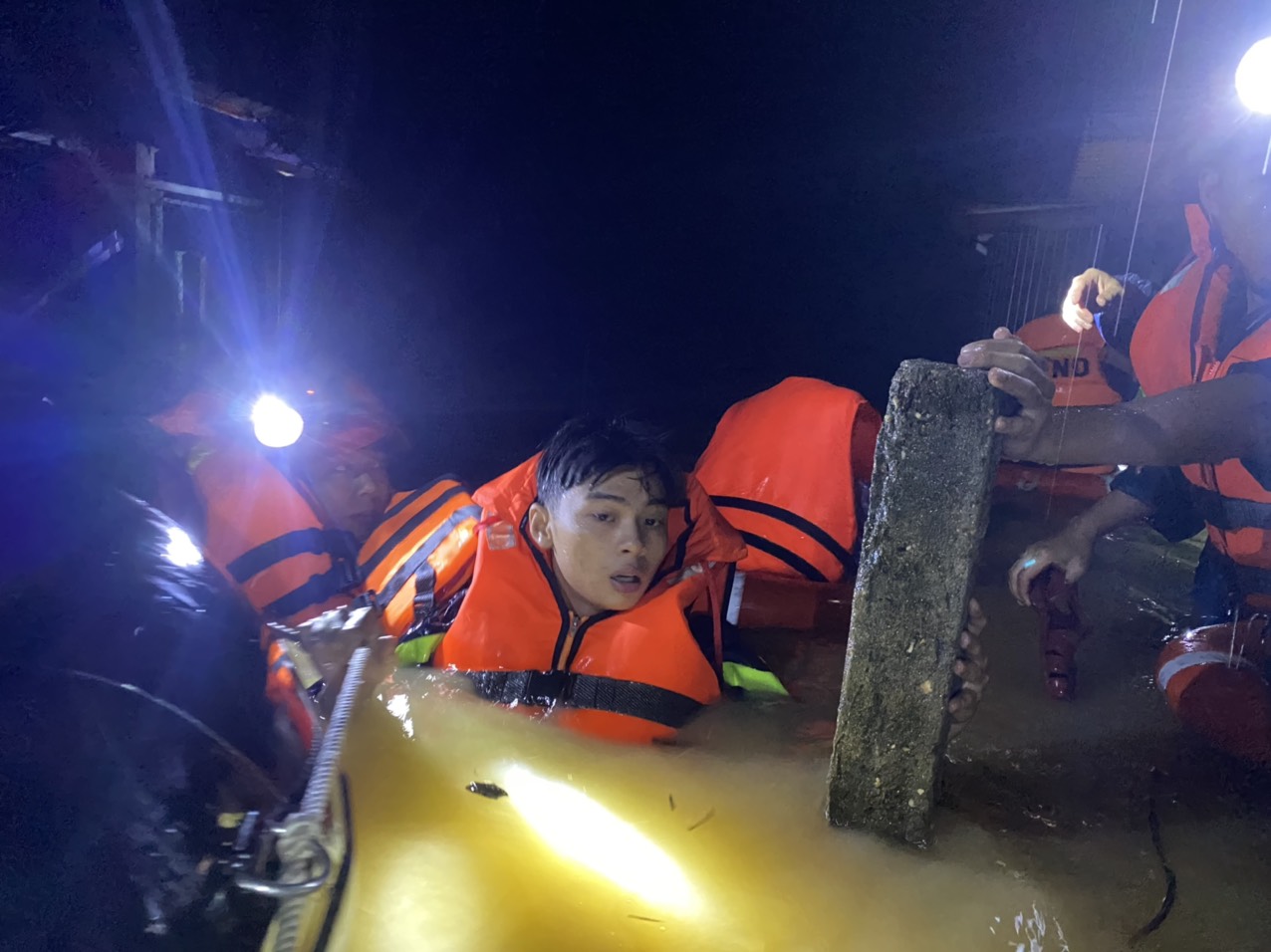 Thừa Thiên - Huế: Trên 11.200 nhà bị ngập, thủy điện tăng lưu lượng xả lũ - Ảnh 2.