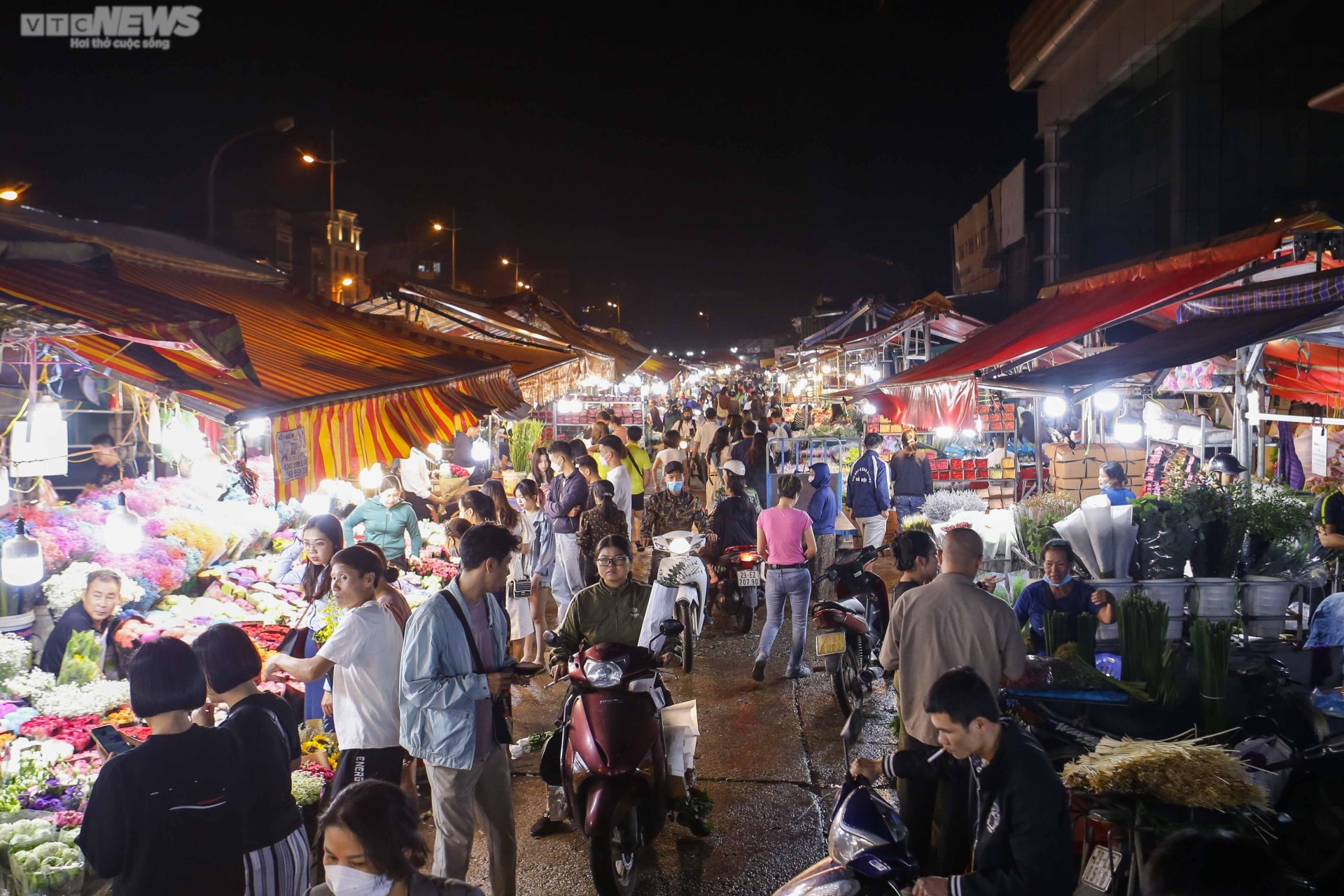 Ảnh: Chợ hoa lớn nhất Hà Nội nhộn nhịp trước ngày 20/10 - Ảnh 1.