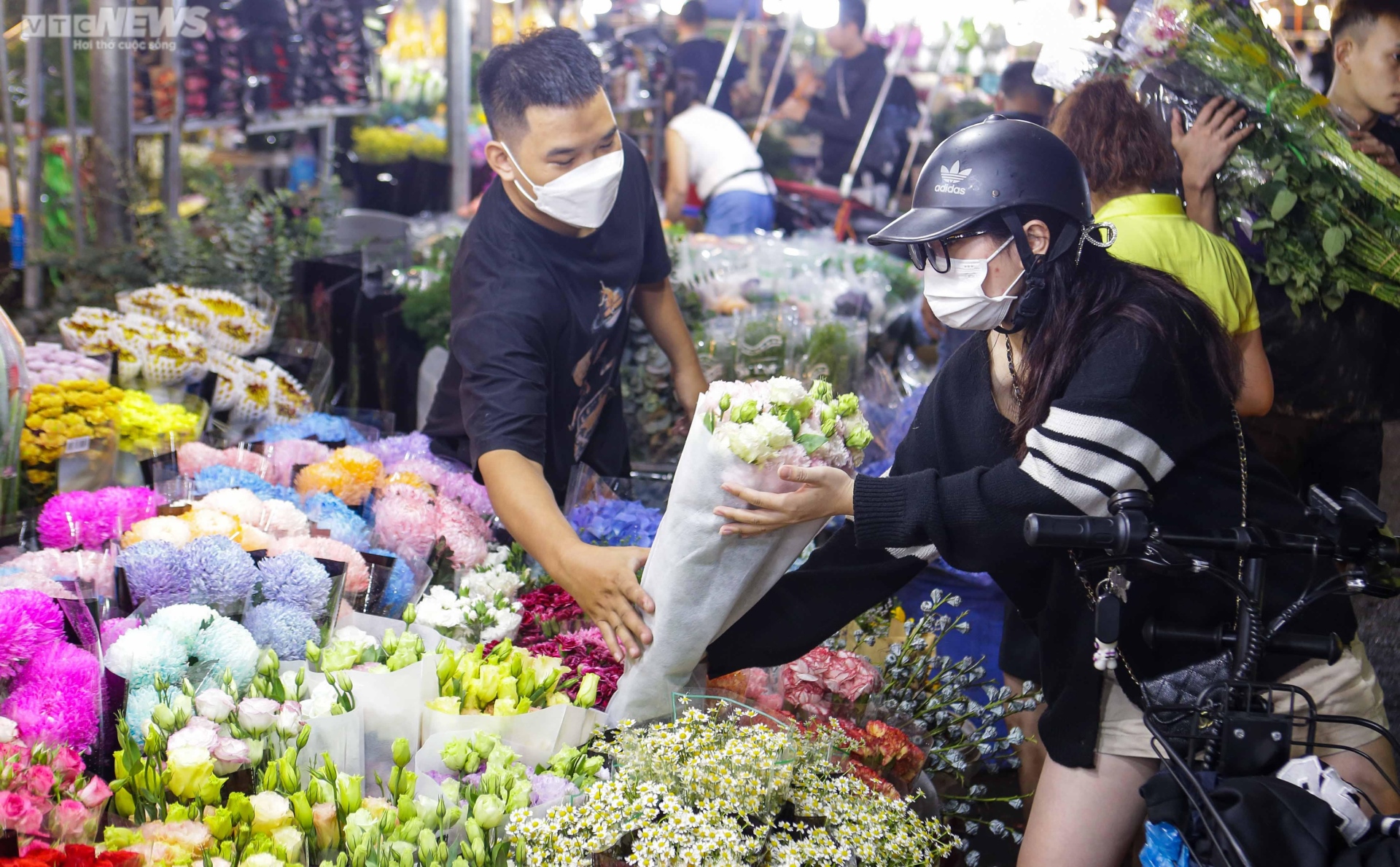 Ảnh: Chợ hoa lớn nhất Hà Nội nhộn nhịp trước ngày 20/10 - Ảnh 8.