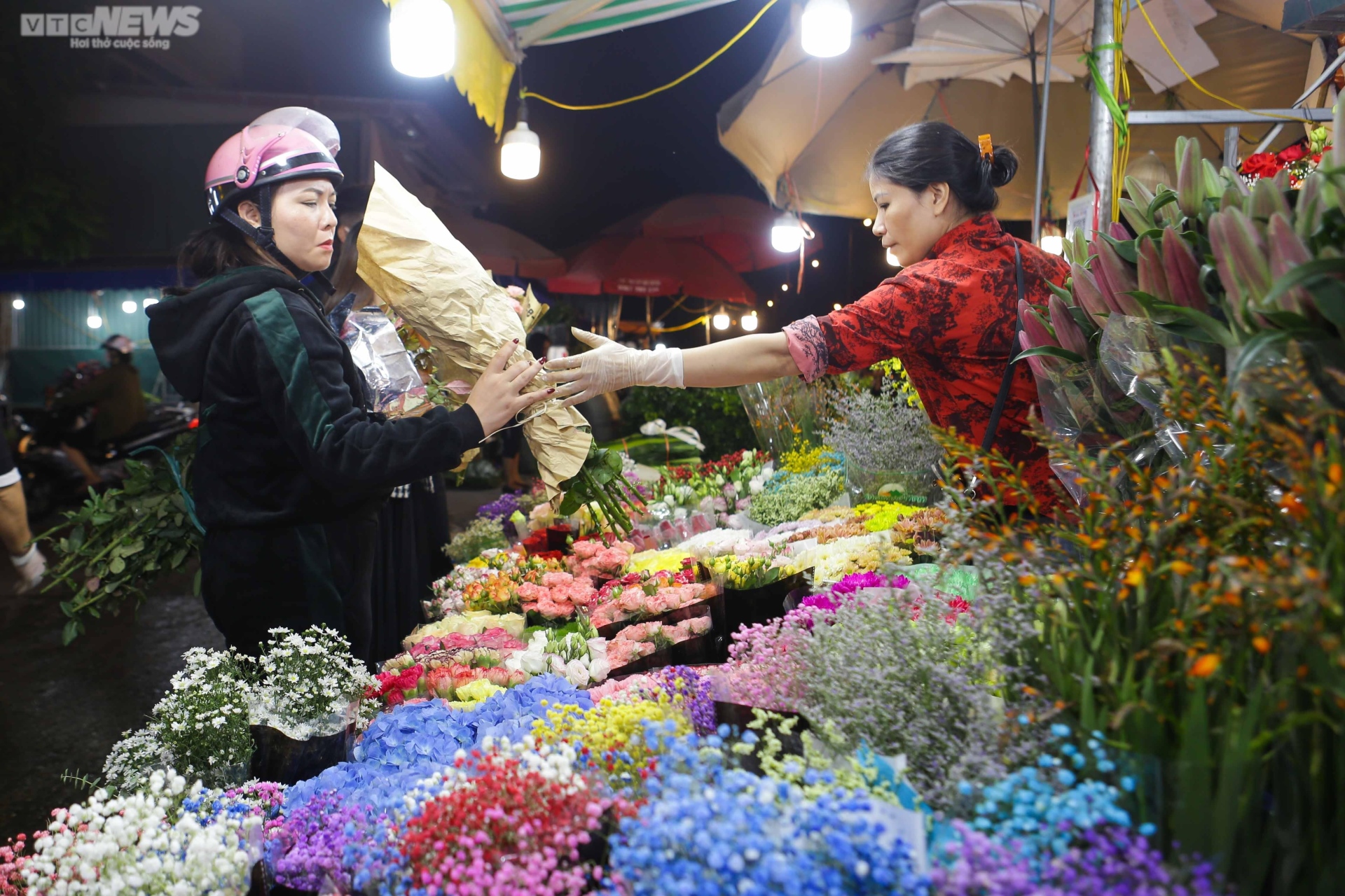 Ảnh: Chợ hoa lớn nhất Hà Nội nhộn nhịp trước ngày 20/10 - Ảnh 6.