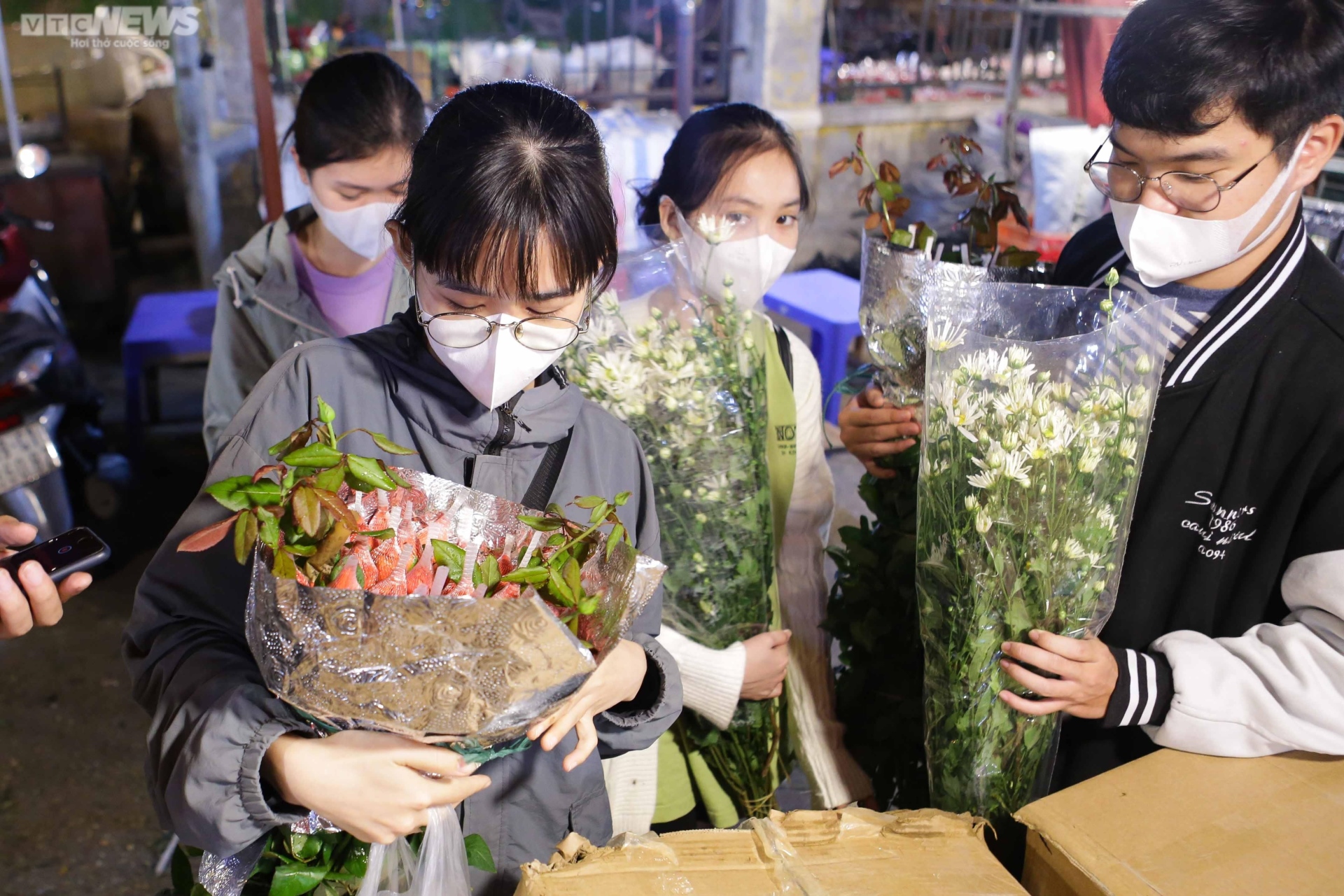 Ảnh: Chợ hoa lớn nhất Hà Nội nhộn nhịp trước ngày 20/10 - Ảnh 9.
