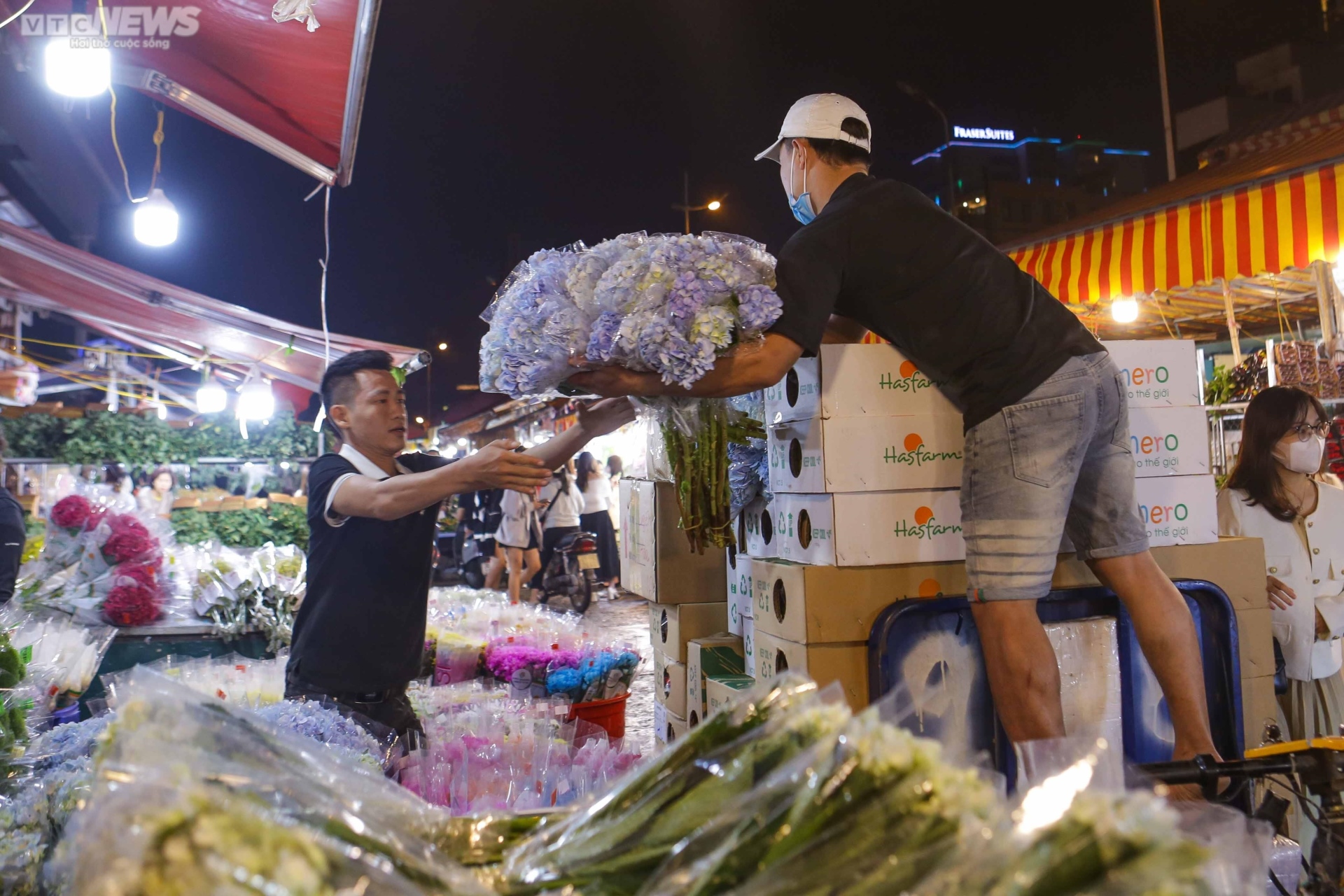 Ảnh: Chợ hoa lớn nhất Hà Nội nhộn nhịp trước ngày 20/10 - Ảnh 12.