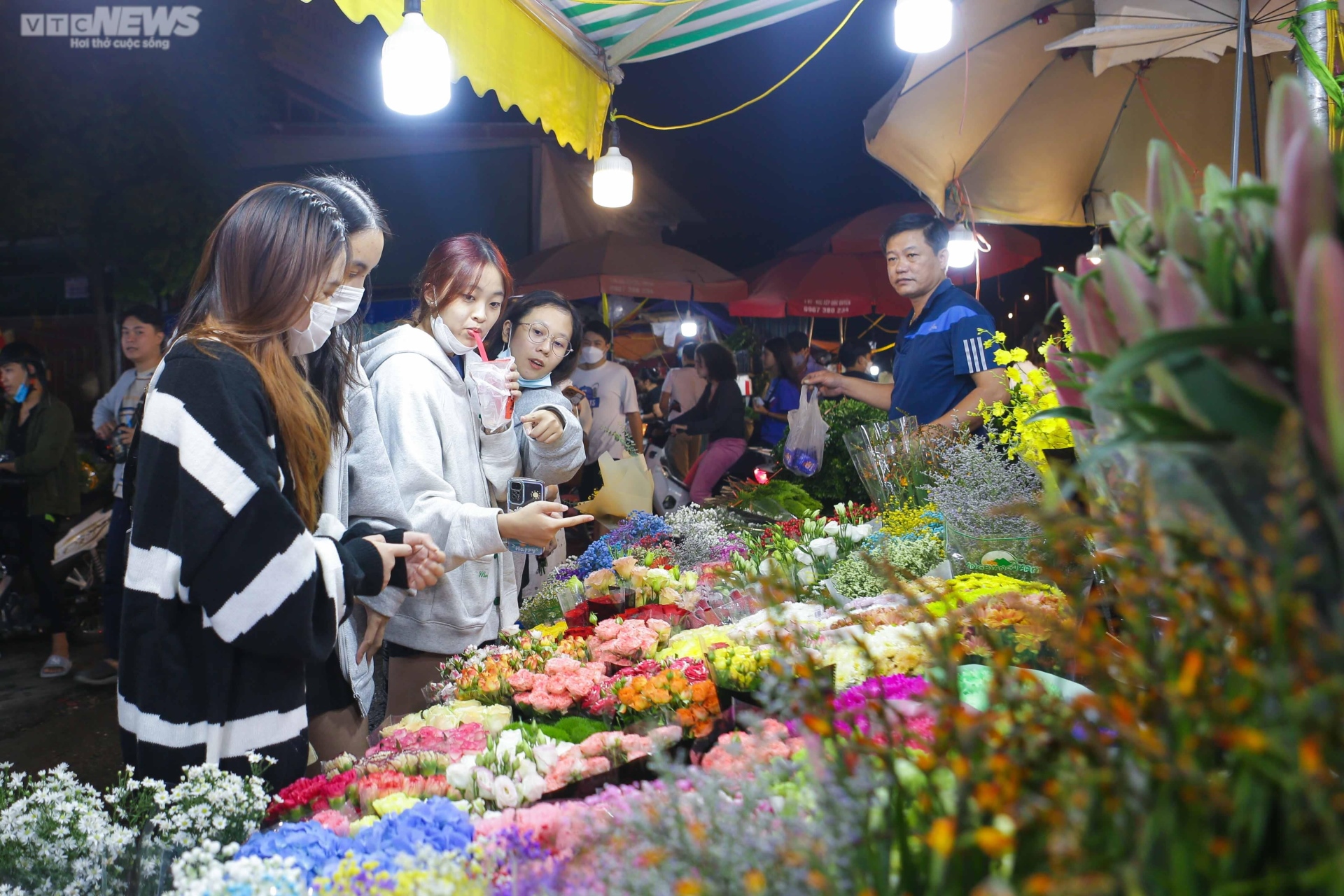 Ảnh: Chợ hoa lớn nhất Hà Nội nhộn nhịp trước ngày 20/10 - Ảnh 2.