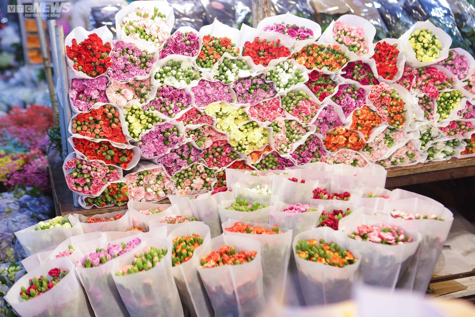 Ảnh: Chợ hoa lớn nhất Hà Nội nhộn nhịp trước ngày 20/10 - Ảnh 4.