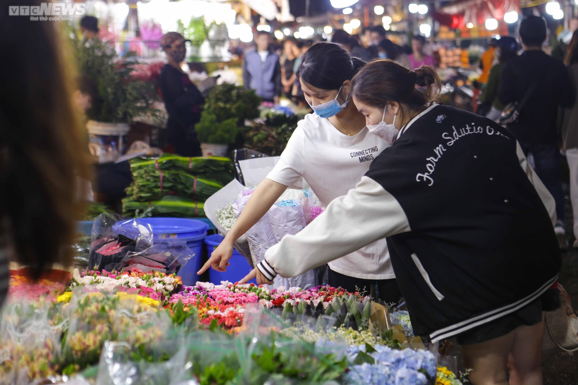 Ảnh: Chợ hoa lớn nhất Hà Nội nhộn nhịp trước ngày 20/10 - Ảnh 5.