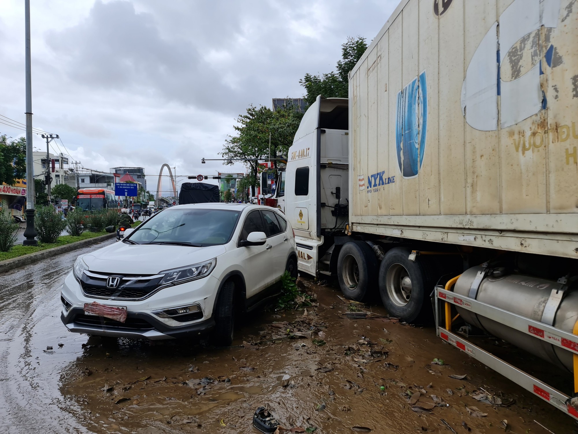 CLIP: Đà Nẵng sau trận mưa ngập lịch sử: Đường phố xơ xác, xe chết máy nằm la liệt... - Ảnh 2.