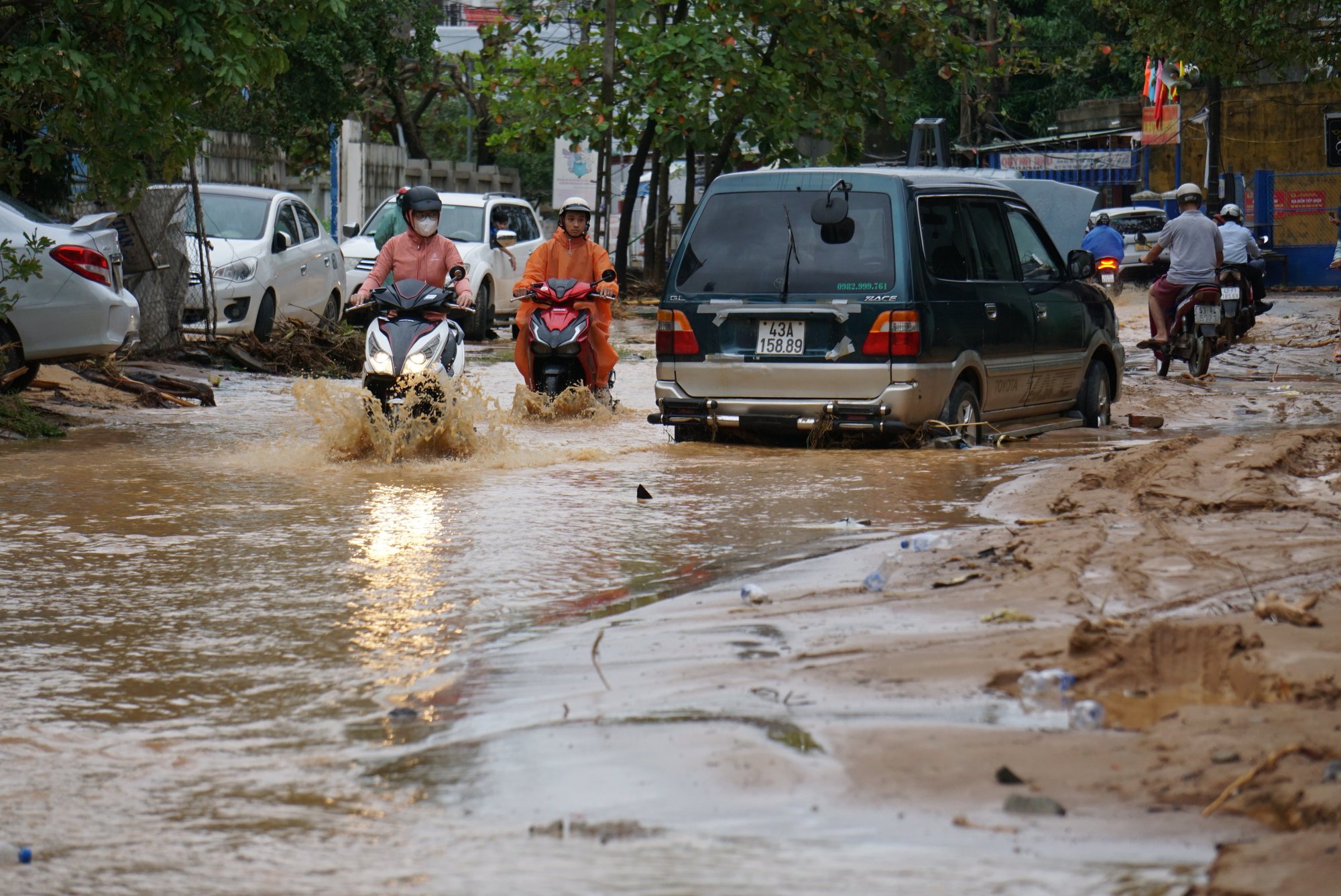 CLIP: Đà Nẵng sau trận mưa ngập lịch sử: Đường phố xơ xác, xe chết máy nằm la liệt... - Ảnh 5.