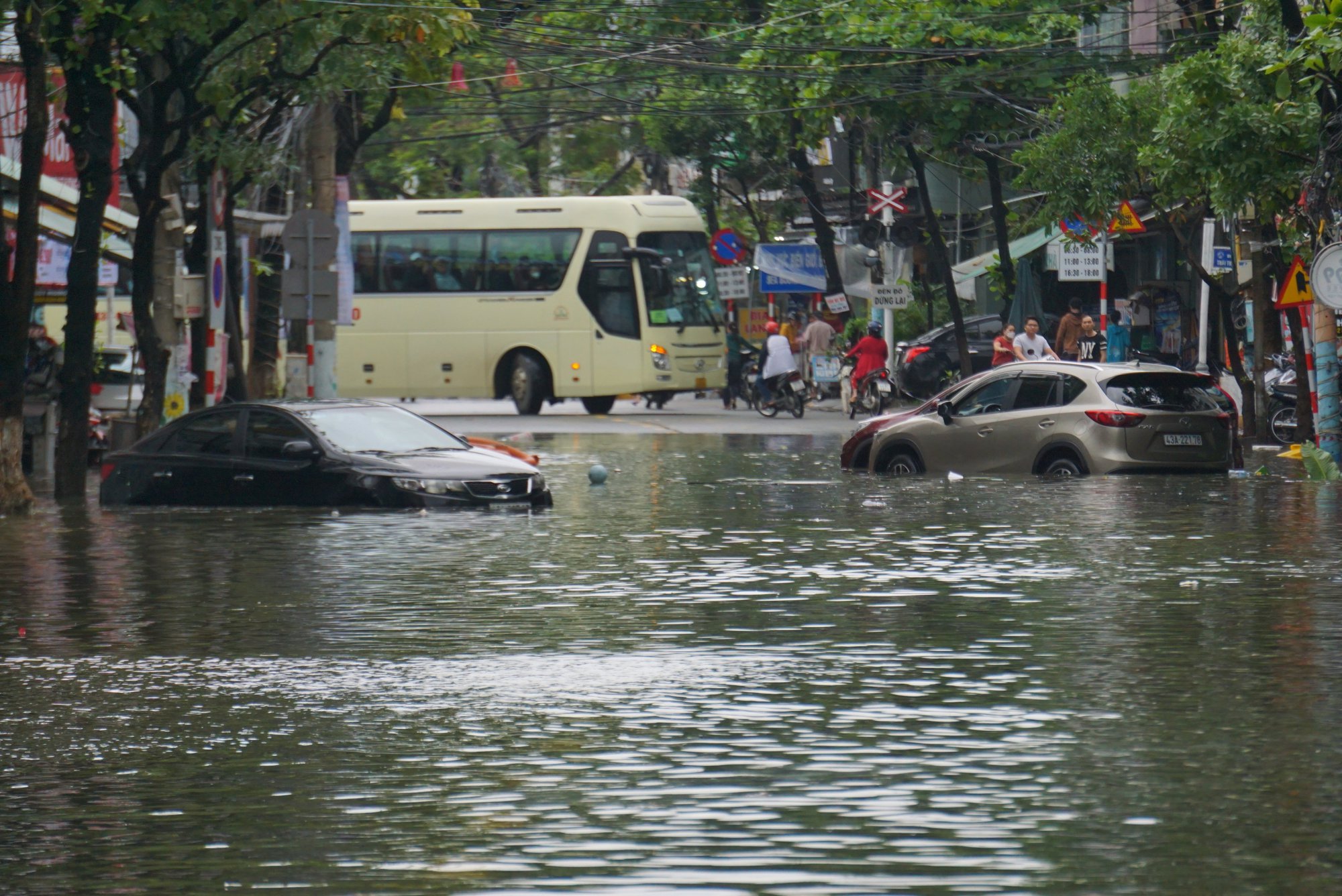 CLIP: Đà Nẵng sau trận mưa ngập lịch sử: Đường phố xơ xác, xe chết máy nằm la liệt... - Ảnh 7.
