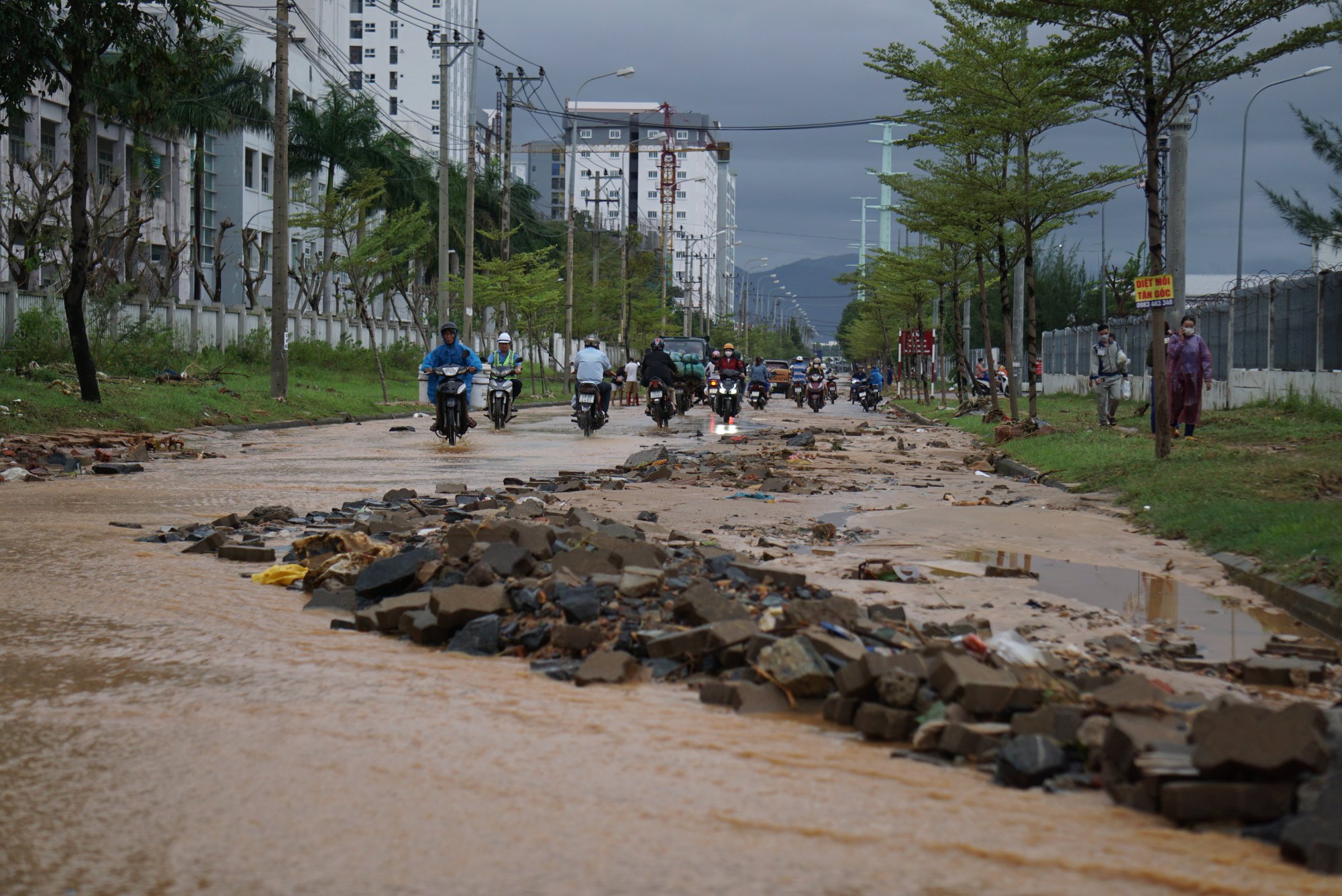 CLIP: Đà Nẵng sau trận mưa ngập lịch sử: Đường phố xơ xác, xe chết máy nằm la liệt... - Ảnh 6.