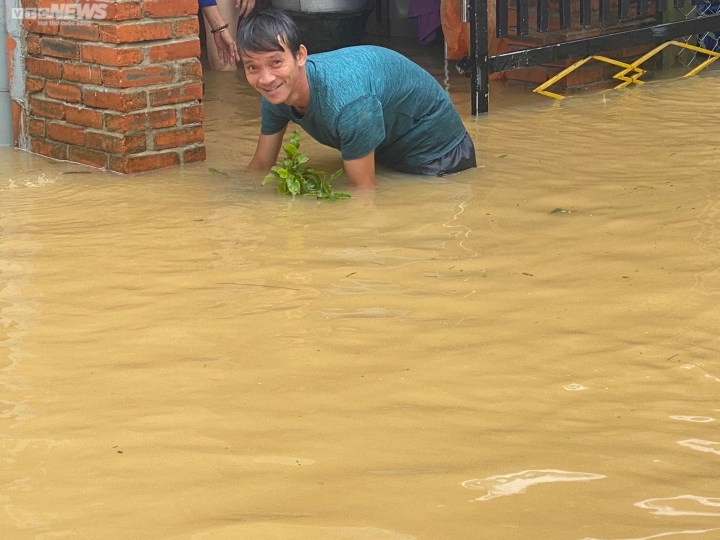 Thừa Thiên - Huế: Hơn 11 nghìn ngôi nhà bị ngập lụt, dân bơi trong biển nước - Ảnh 4.