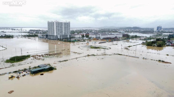 Thừa Thiên - Huế: Hơn 11 nghìn ngôi nhà bị ngập lụt, dân bơi trong biển nước - Ảnh 1.