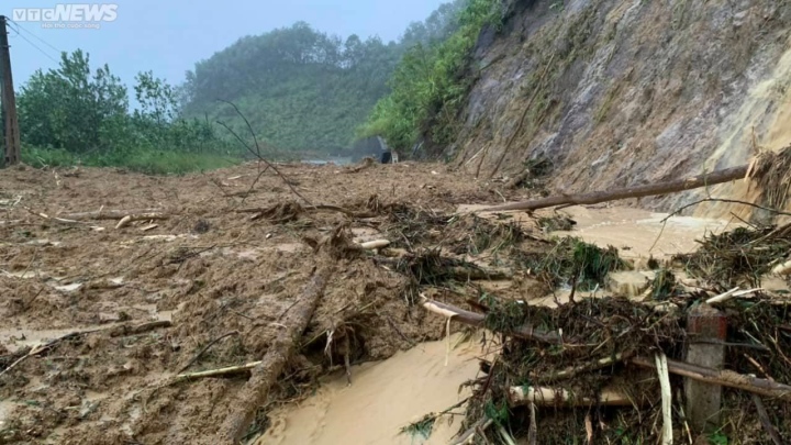 Thừa Thiên - Huế: Hơn 11 nghìn ngôi nhà bị ngập lụt, dân bơi trong biển nước - Ảnh 8.