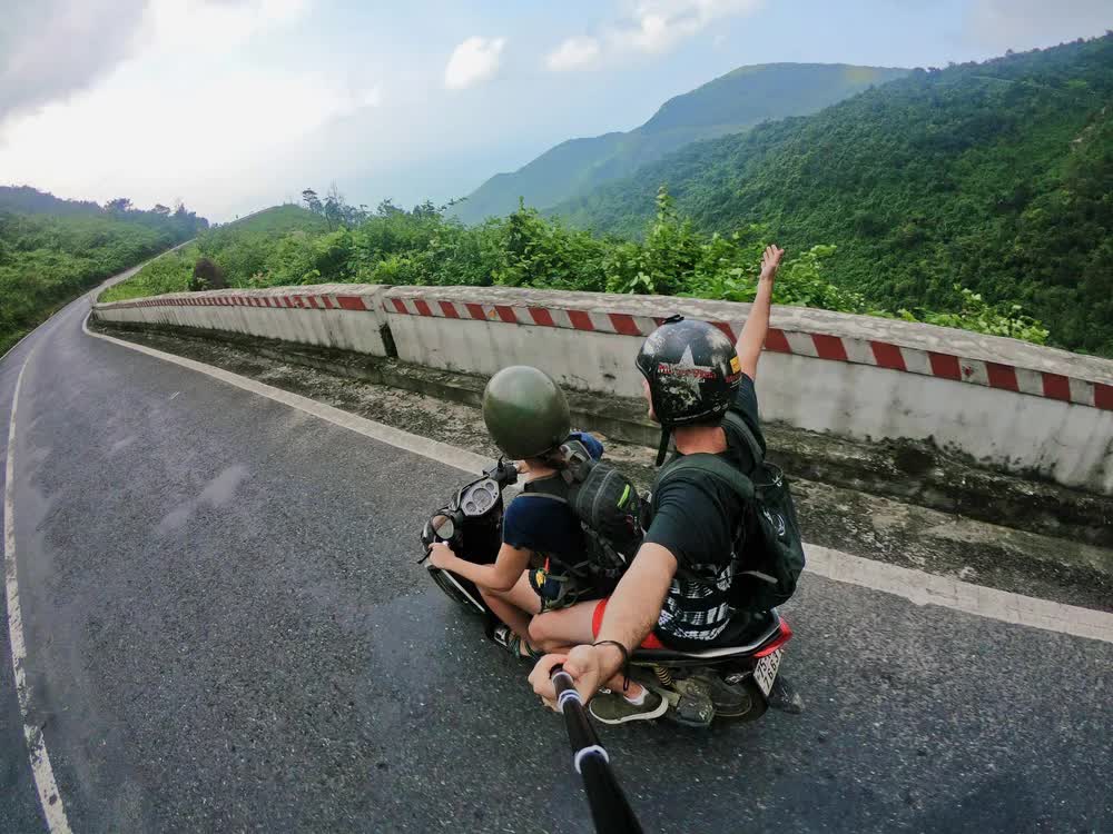 Chu du Việt Nam bằng xe máy theo góc nhìn của khách Tây: Một trải nghiệm rất đáng thử! - Ảnh 2.