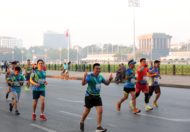 Hơn 10.000 vận động viên tham gia giải chạy dưới nắng thu Hà Nội - Ảnh 6.
