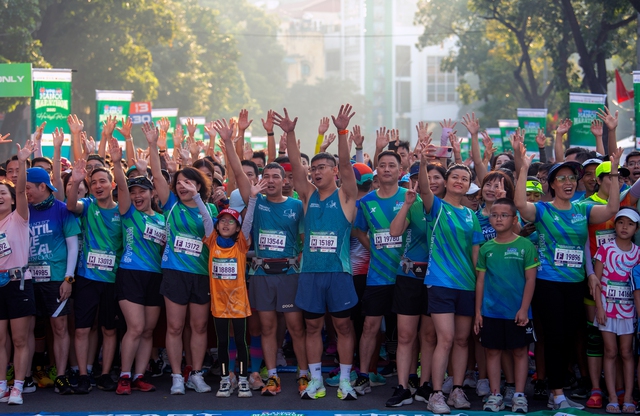 Hơn 10.000 vận động viên tham gia giải chạy dưới nắng thu Hà Nội - Ảnh 1.