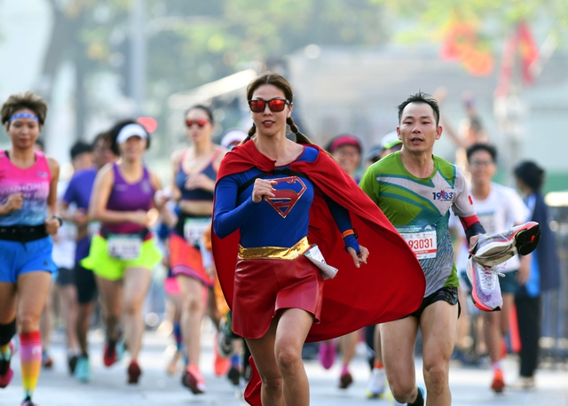 Hơn 10.000 vận động viên tham gia giải chạy dưới nắng thu Hà Nội - Ảnh 12.