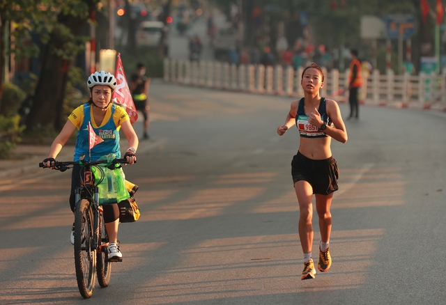 Hơn 10.000 vận động viên tham gia giải chạy dưới nắng thu Hà Nội - Ảnh 11.