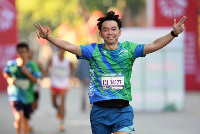 Hơn 10.000 vận động viên tham gia giải chạy dưới nắng thu Hà Nội - Ảnh 10.