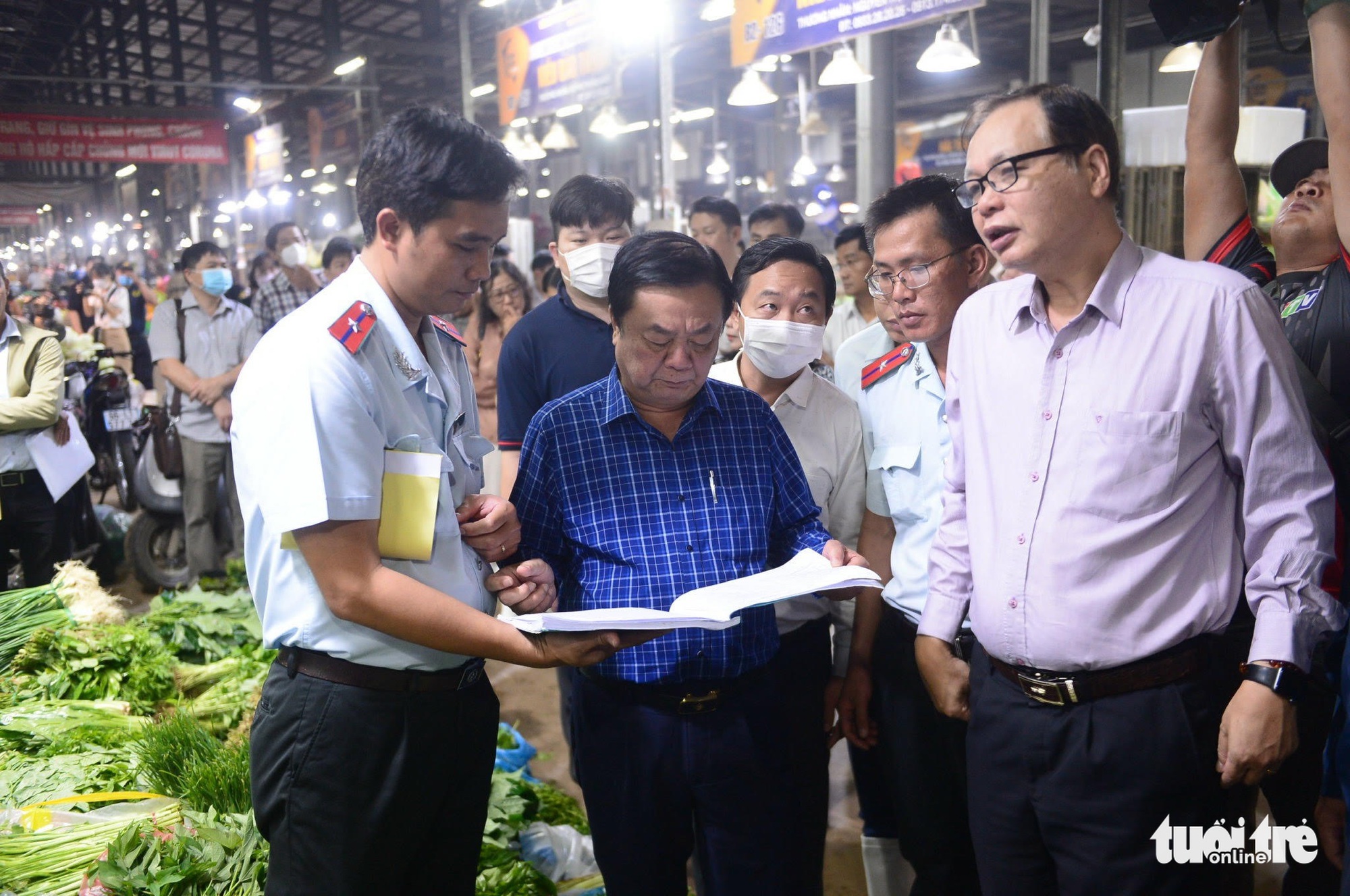 Bộ trưởng Lê Minh Hoan khảo sát chợ đầu mối Bình Điền lúc 3h sáng - Ảnh 2.