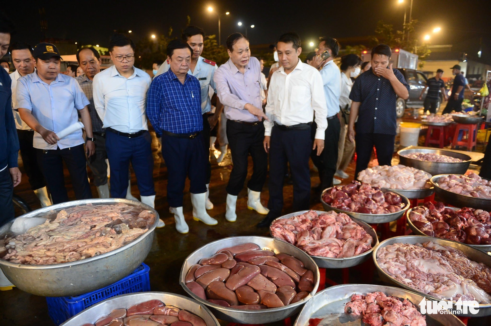 Bộ trưởng Lê Minh Hoan khảo sát chợ đầu mối Bình Điền lúc 3h sáng - Ảnh 3.