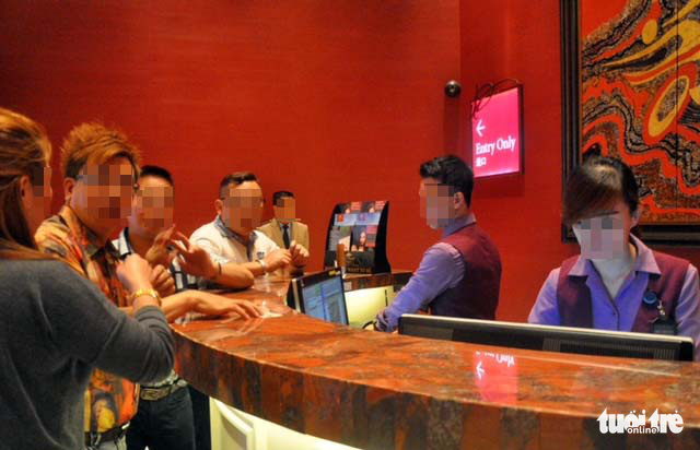 nguoi nuoc ngoai lam thu tuc vao casino Ho Tram