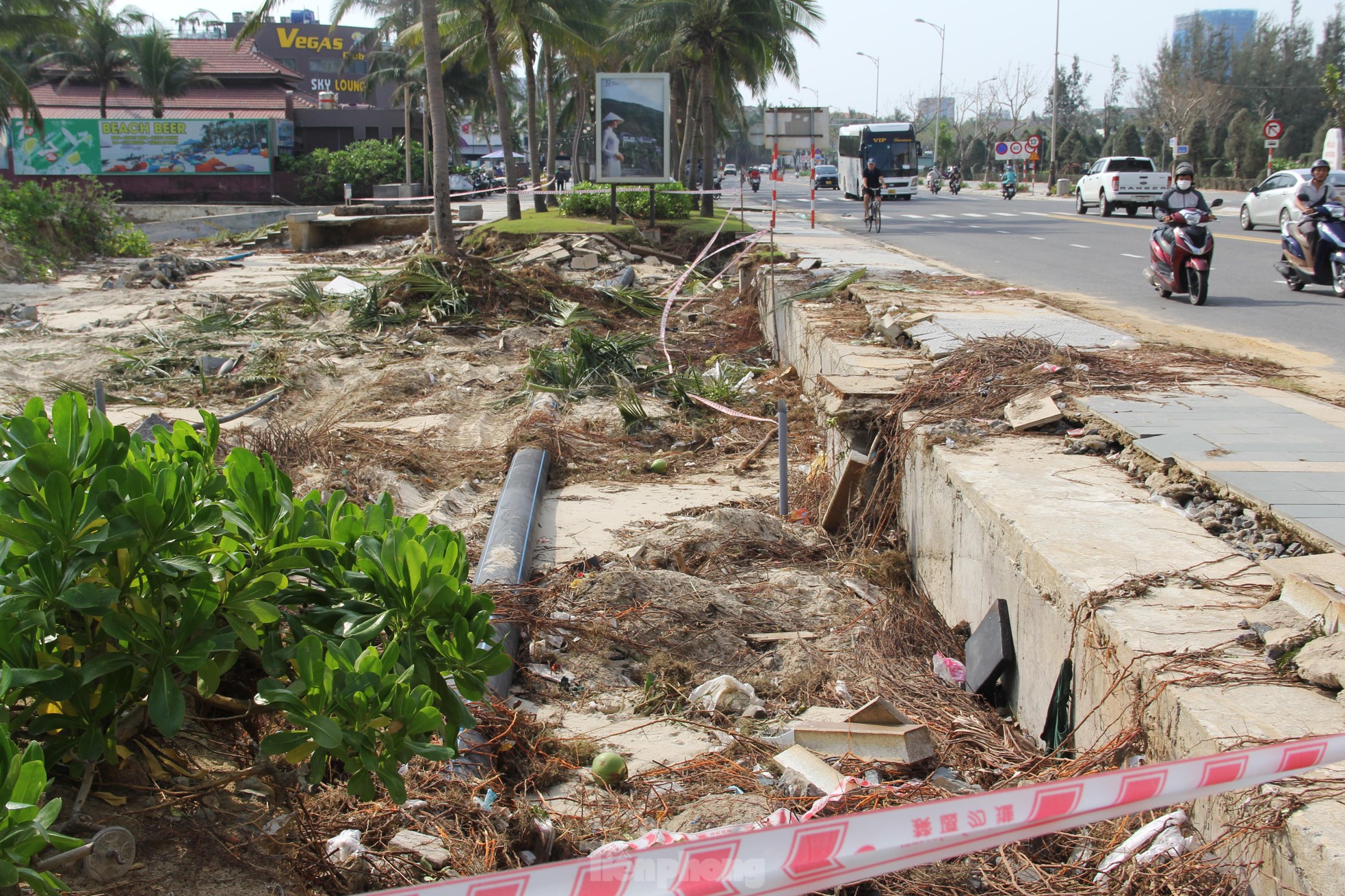 Bờ biển Đà Nẵng sụt lún tan hoang, bờ kè bị 'xé toạc' sau mưa lớn - Ảnh 8.