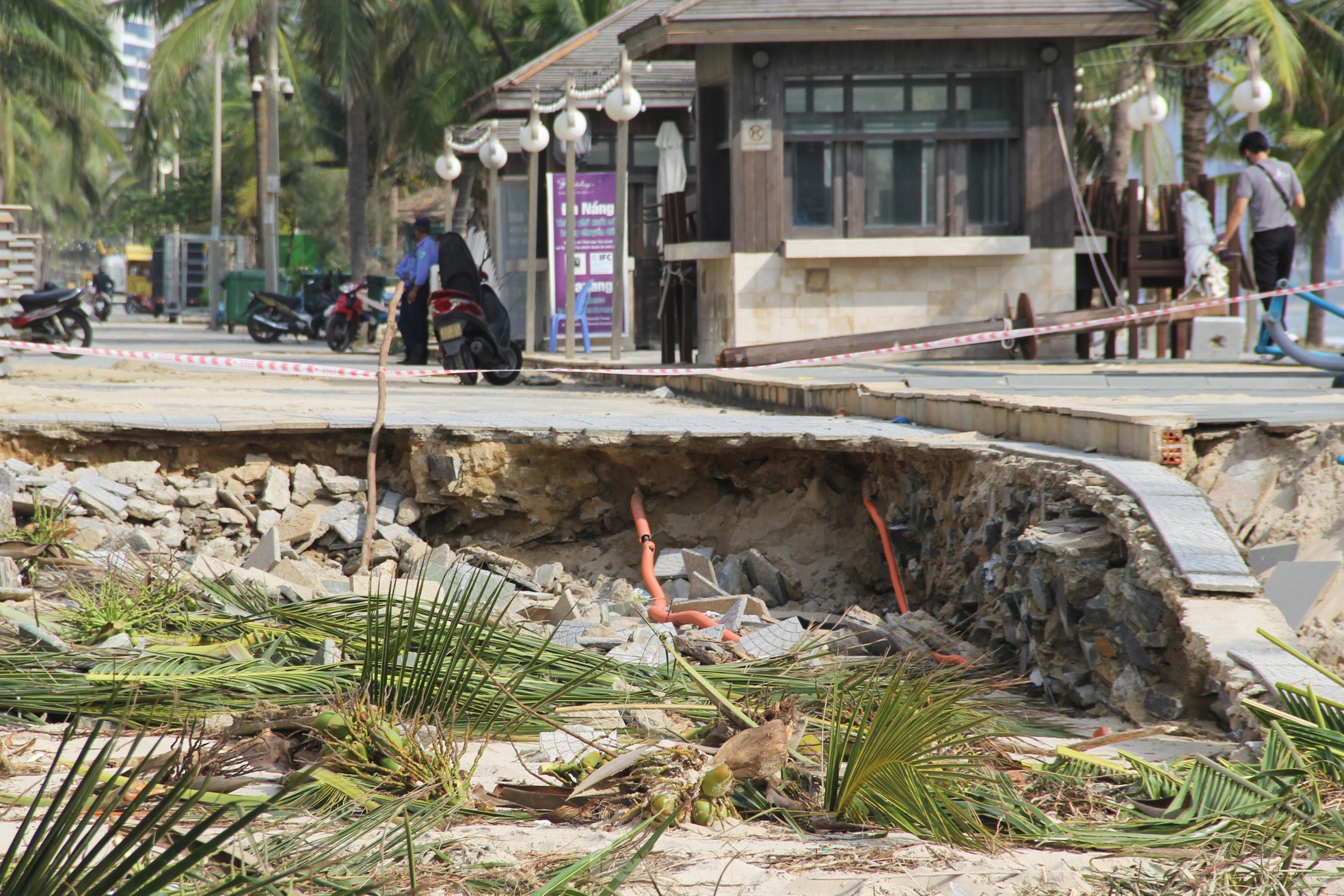 Bờ biển Đà Nẵng sụt lún tan hoang, bờ kè bị 'xé toạc' sau mưa lớn - Ảnh 2.