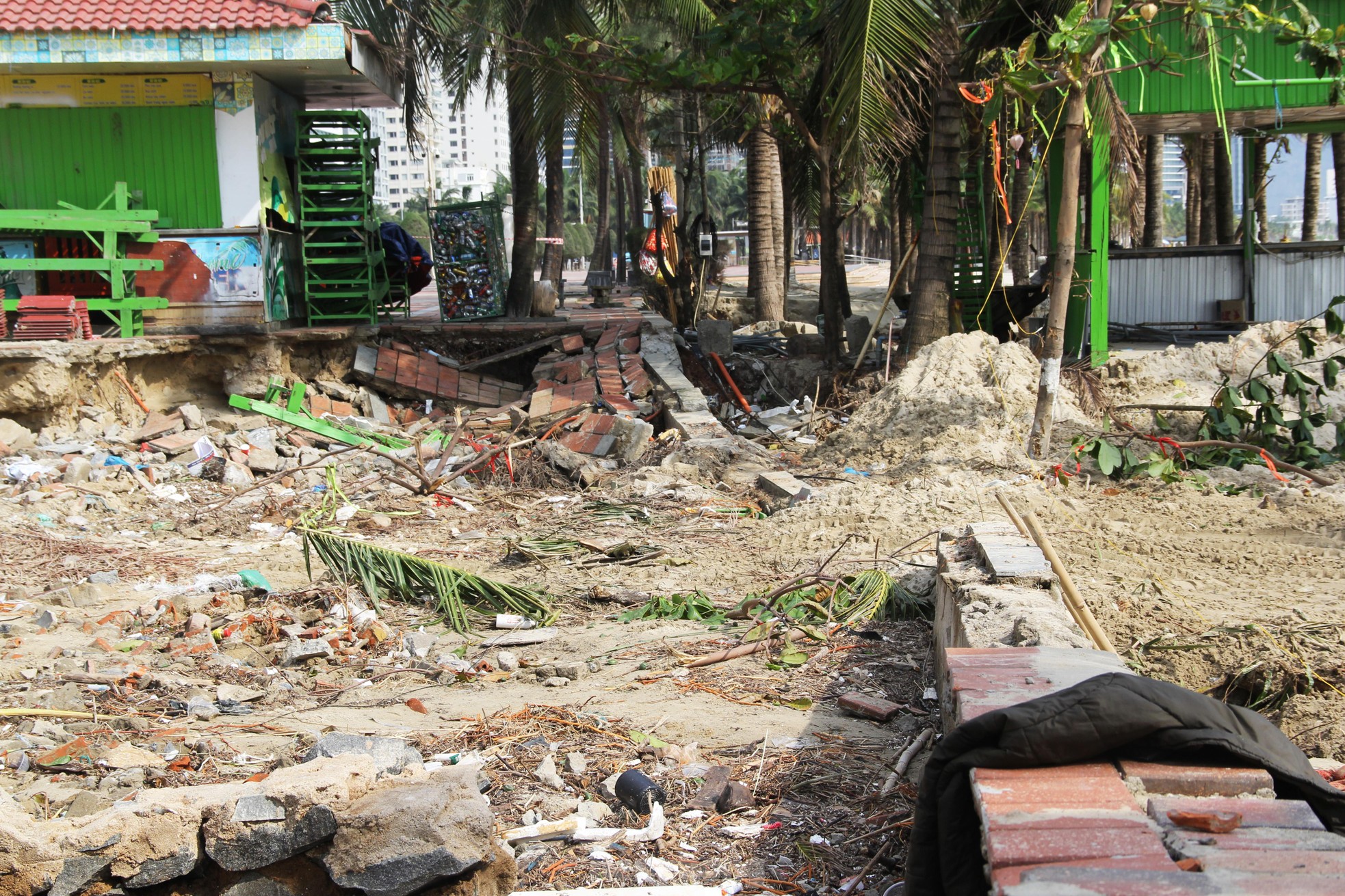 Bờ biển Đà Nẵng sụt lún tan hoang, bờ kè bị 'xé toạc' sau mưa lớn - Ảnh 12.