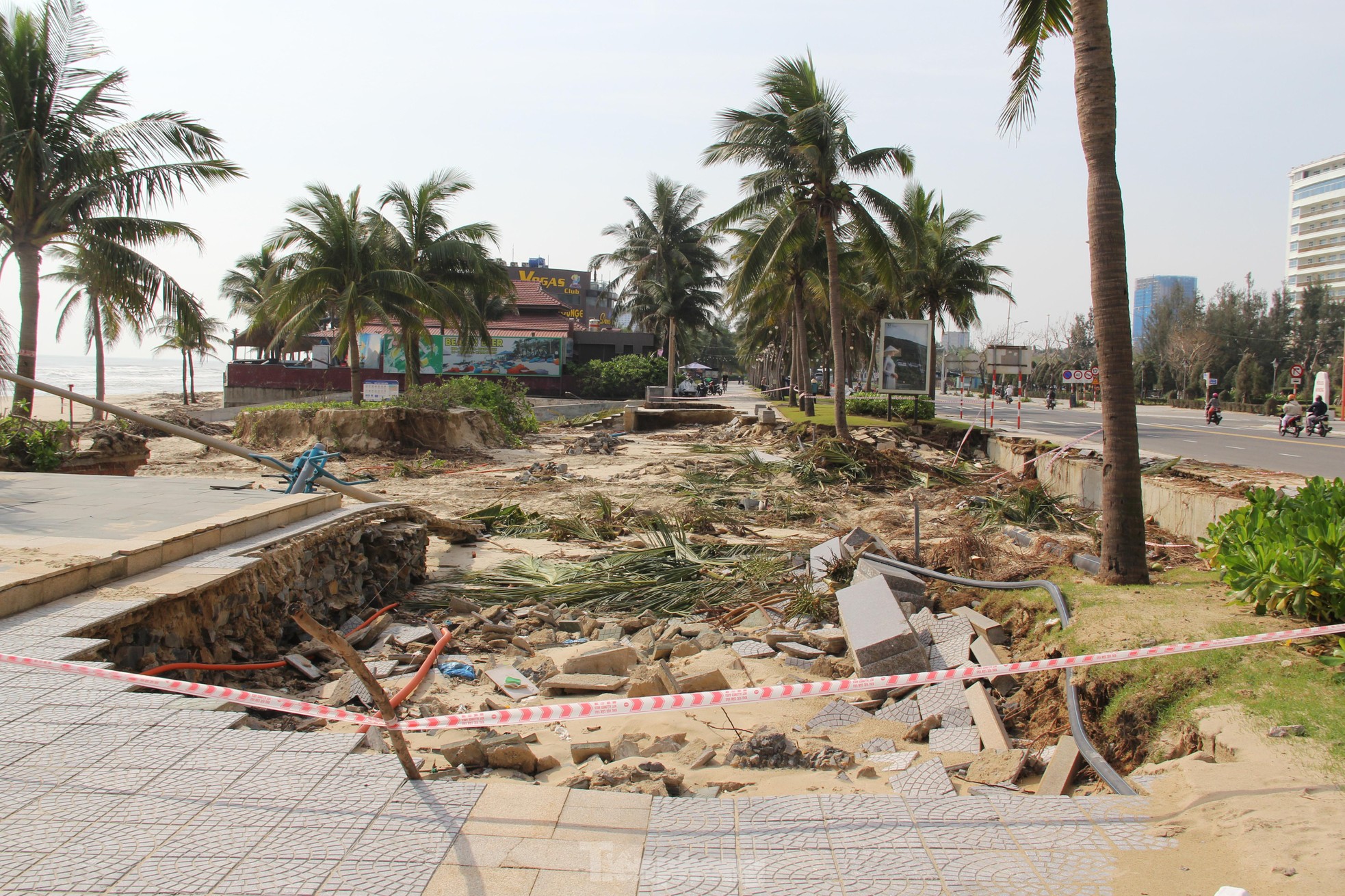 Bờ biển Đà Nẵng sụt lún tan hoang, bờ kè bị 'xé toạc' sau mưa lớn - Ảnh 7.