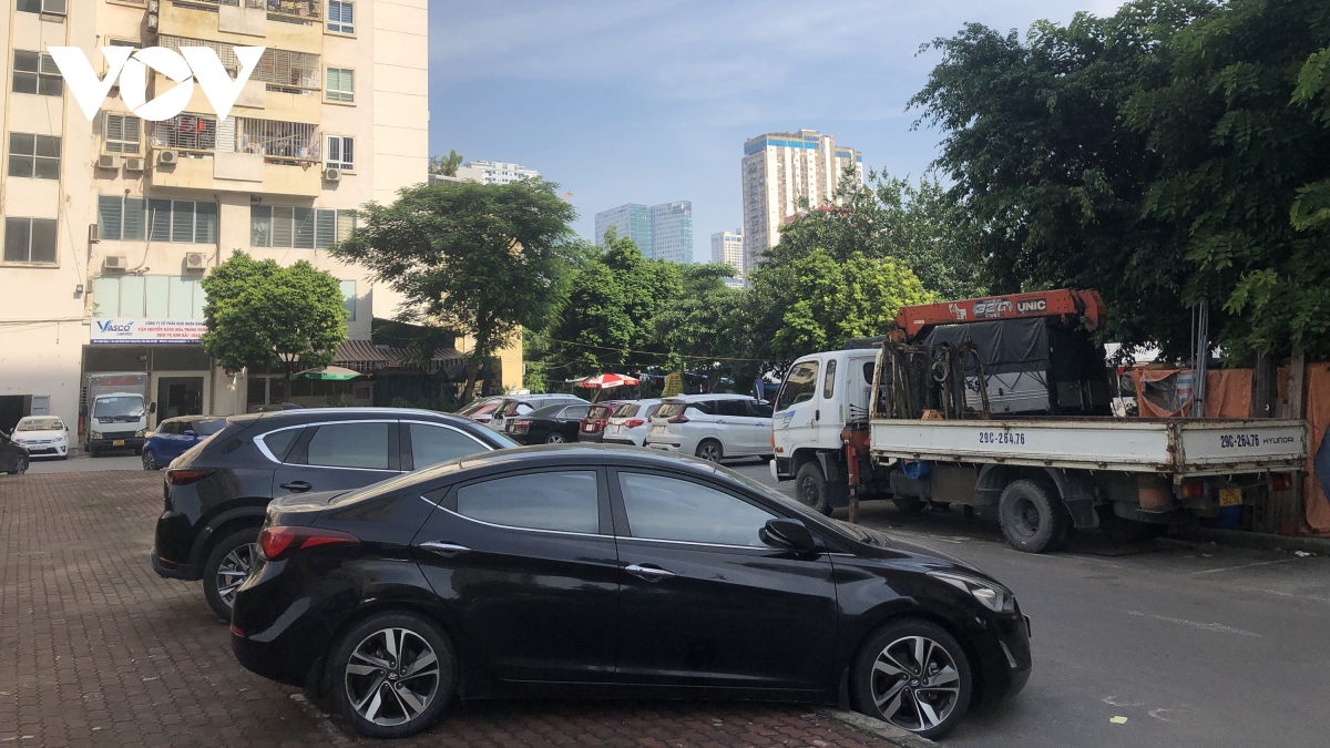 Bãi đỗ xe trong khu đô thị ở Hà Nội‌ quá tải, nhếch nhác, ảnh hưởng cuộc sống cư dân - Ảnh 8.