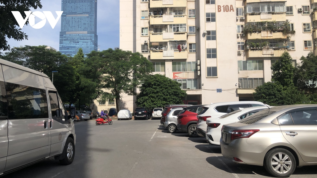 Bãi đỗ xe trong khu đô thị ở Hà Nội‌ quá tải, nhếch nhác, ảnh hưởng cuộc sống cư dân - Ảnh 5.