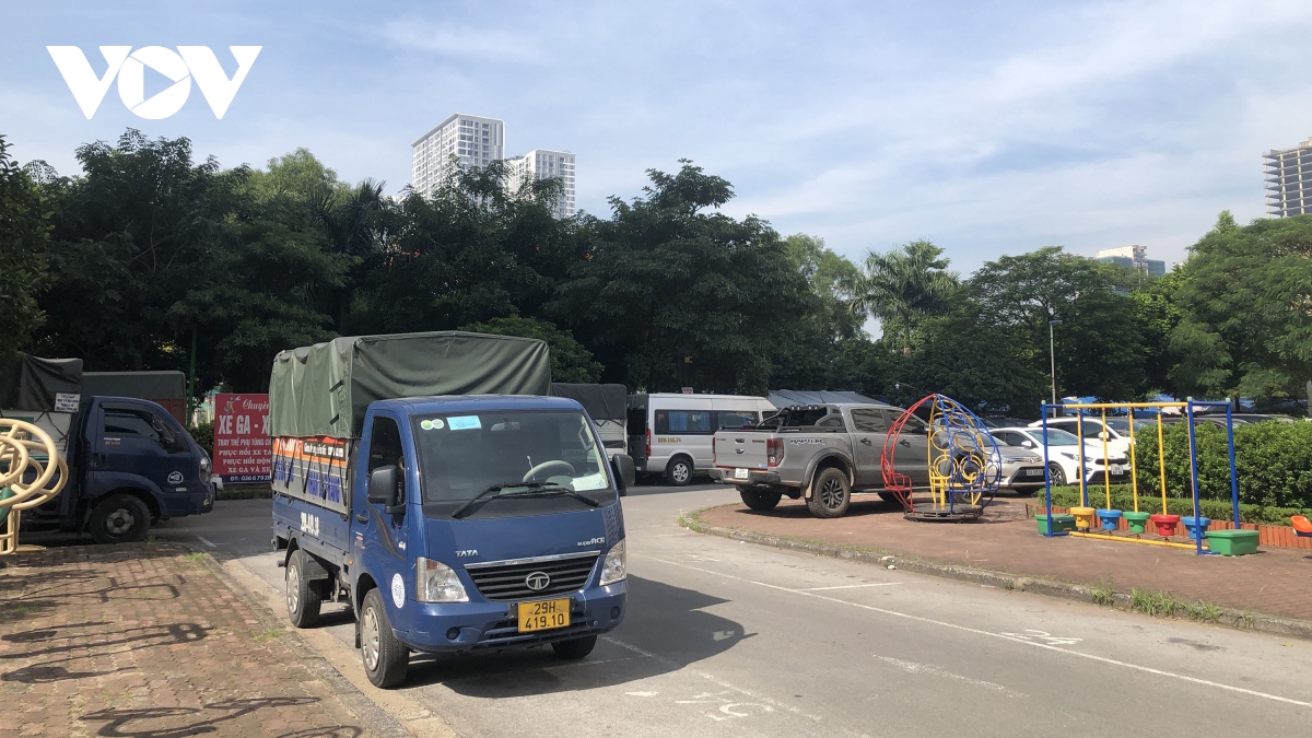 Bãi đỗ xe trong khu đô thị ở Hà Nội quá tải, nhếch nhác, ảnh hưởng cuộc sống cư dân - Ảnh 7.